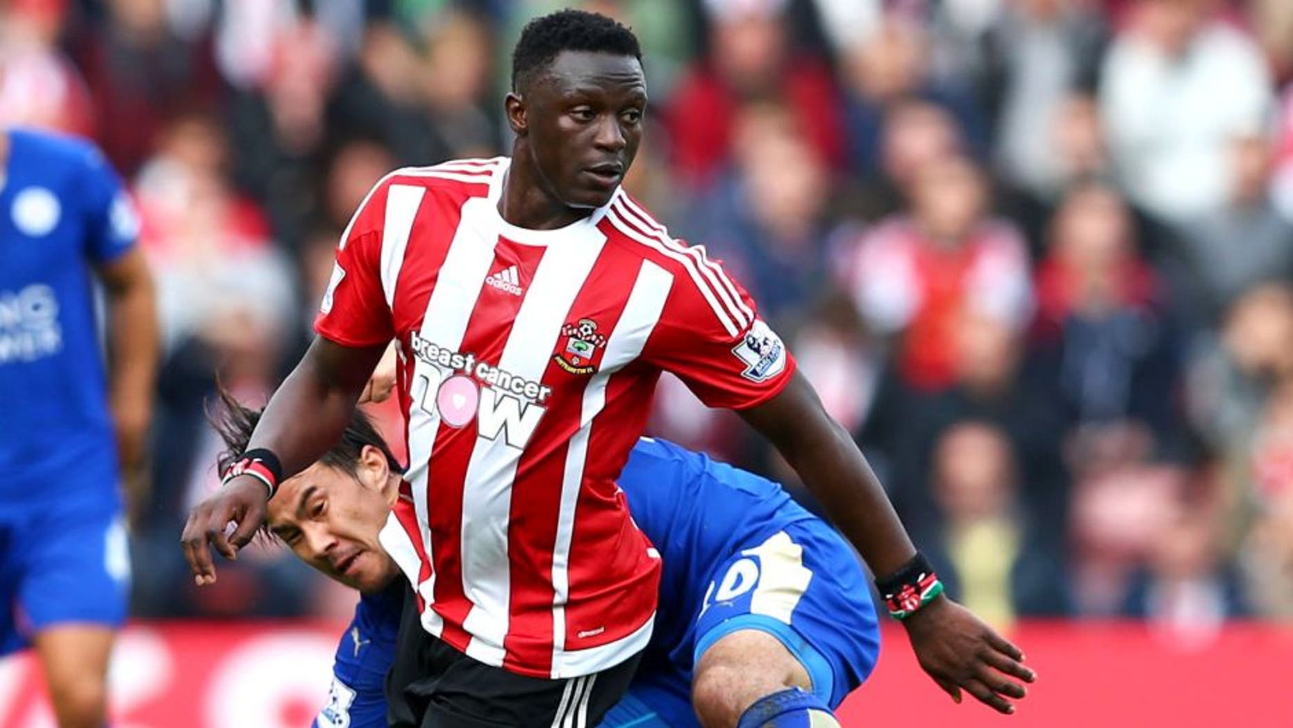SOUTHAMPTON, ENGLAND - OCTOBER 17: Victor Wanyama of Southampton and Shinji Okazaki of Leicester City compete for the ball during the Barclays Premier League match between Southampton and Leicester City at St Mary's Stadium on October 17, 2015 in Southampton, England. (Photo by Harry Engels/Getty Images)