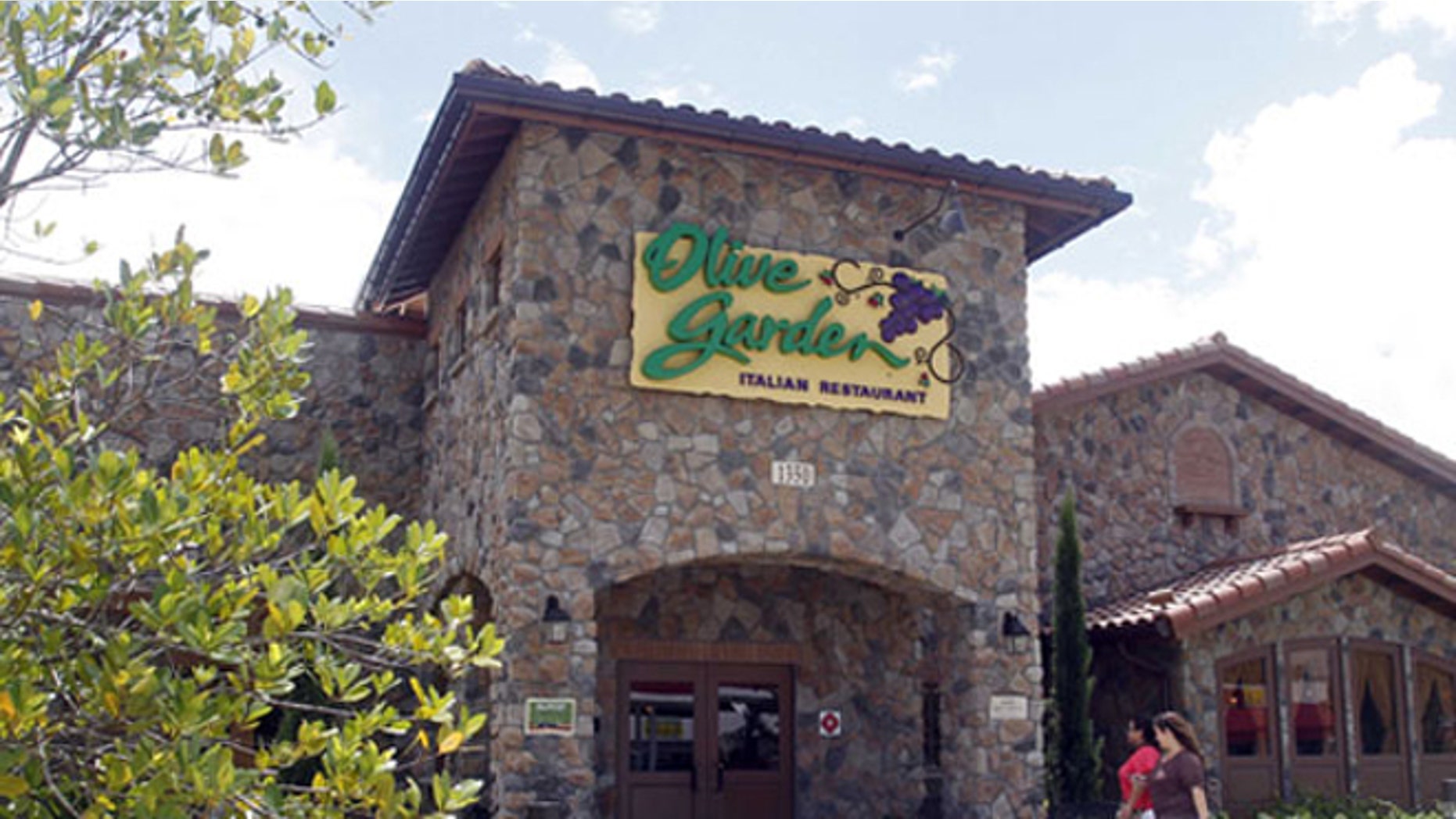 An Olive Garden restaurant is shown in Hialeah, Fla., Thursday, Sept. 6, 2012. Servers at Olive Garden, Red Lobster and other eateries are suing the restaurants' parent company, claiming they were cheated out of overtime pay and not allowed to clock-in until customers arrived. The federal lawsuit against Darden Restaurants seeks back pay and other compensation, plus interest and attorney's fees. (AP Photo/Alan Diaz)