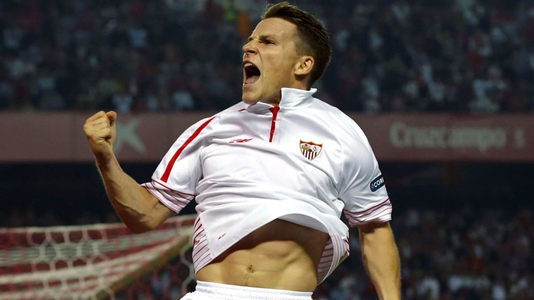 Sevilla's Kevin Gameiro celebrates after scoring against Getafe during their Spanish first division soccer match at Ramon Sanchez Pizjuan stadium in Seville, southern Spain, October 24, 2015. REUTERS/Marcelo del Pozo Picture Supplied by Action Images