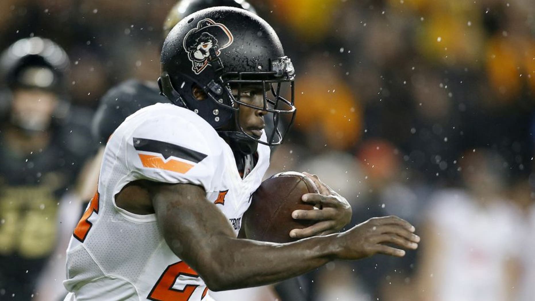 Nov 22, 2014; Waco, TX, USA; Oklahoma State Cowboys wide receiver Tyreek Hill (24) runs the ball during the fourth quarter against the Baylor Bears at McLane Stadium. Baylor beat Oklahoma State 49-28. Mandatory Credit: Tim Heitman-USA TODAY Sports
