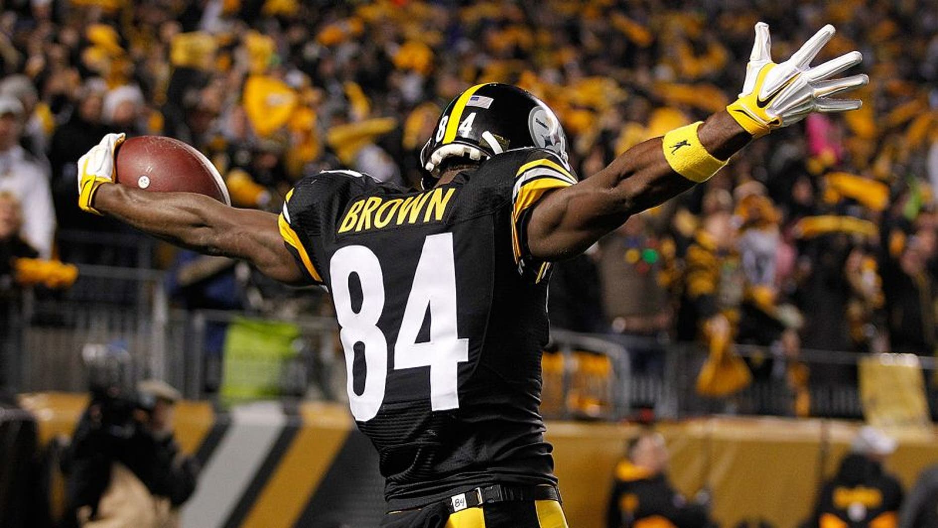 PITTSBURGH, PA - DECEMBER 6: Antonio Brown #84 of the Pittsburgh Steelers celebrates a touchdown in the second quarter of the game against the Indianapolis Colts at Heinz Field on December 6, 2015 in Pittsburgh, Pennsylvania. (Photo by Justin Aller/Getty Images)