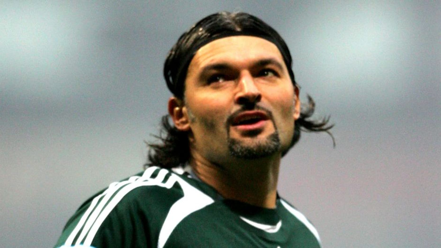 BOLTON - DECEMBER 26: Pavel Srnicek of Newcastle during the Barclays Premiership match between Bolton Wanderers and Newcastle United at the Reebok Stadium on December 26, 2006 in Bolton, England. (Photo by Michael Steelel/Getty Images)