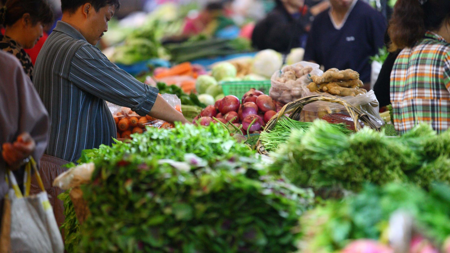 NANJING, CHINA - SEPTEMBER 09: (CHINA OUT) People are seen shopping in a supermarket on September 9, 2011 in Nanjing, Jiangsu Province of China. The consumer price index (CPI), a main gauge of inflation, has reached 6.2 percent in August. (Photo by ChinaFotoPress/Getty Images)