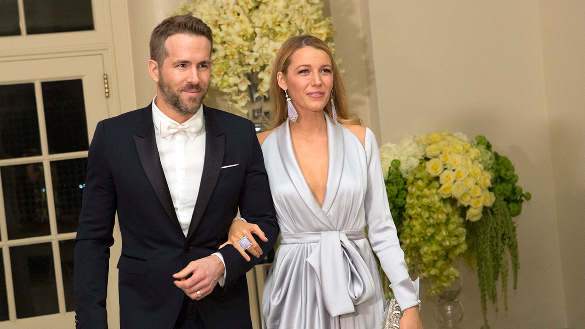 Actor Ryan Reynolds and Blake Lively arrive at a State Dinner in honor of Canadian Prime Minister Justin Trudeau at the White House in Washington on March 10, 2016. / AFP / CHRIS KLEPONIS (Photo credit should read CHRIS KLEPONIS/AFP/Getty Images)
