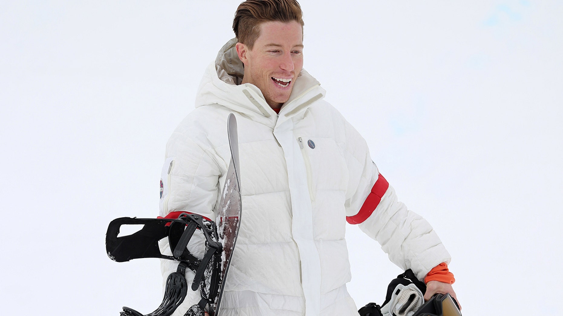 Olympian Shaun White surprised a South Korean chef and fan by showing up at his restaurant to eat the "Flying Tomato" burger.