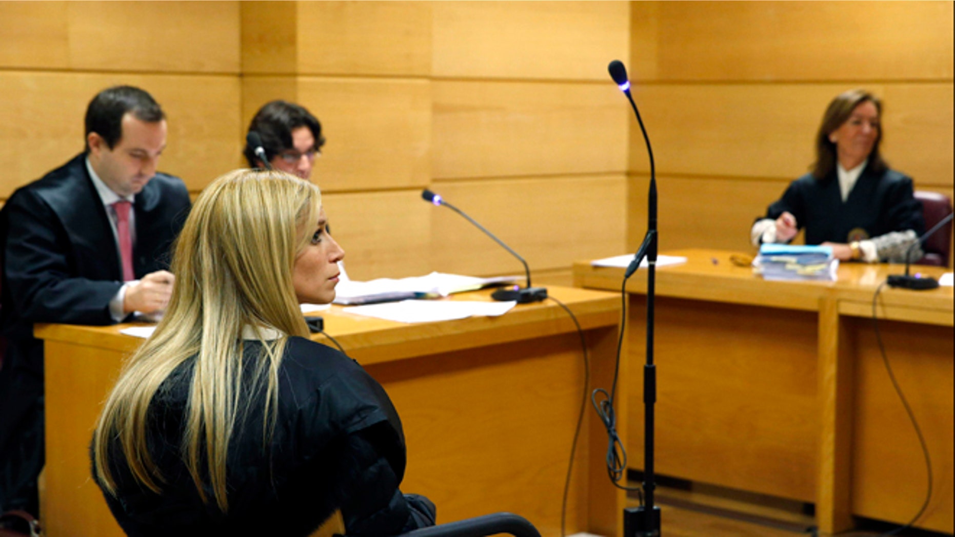 Aurea Vázquez Rijos of Puerto Rico, left sits inside a court room at the National Court in Madrid, Wednesday Dec. 18, 2013. (AP Photo/Javier Lizon, Pool)