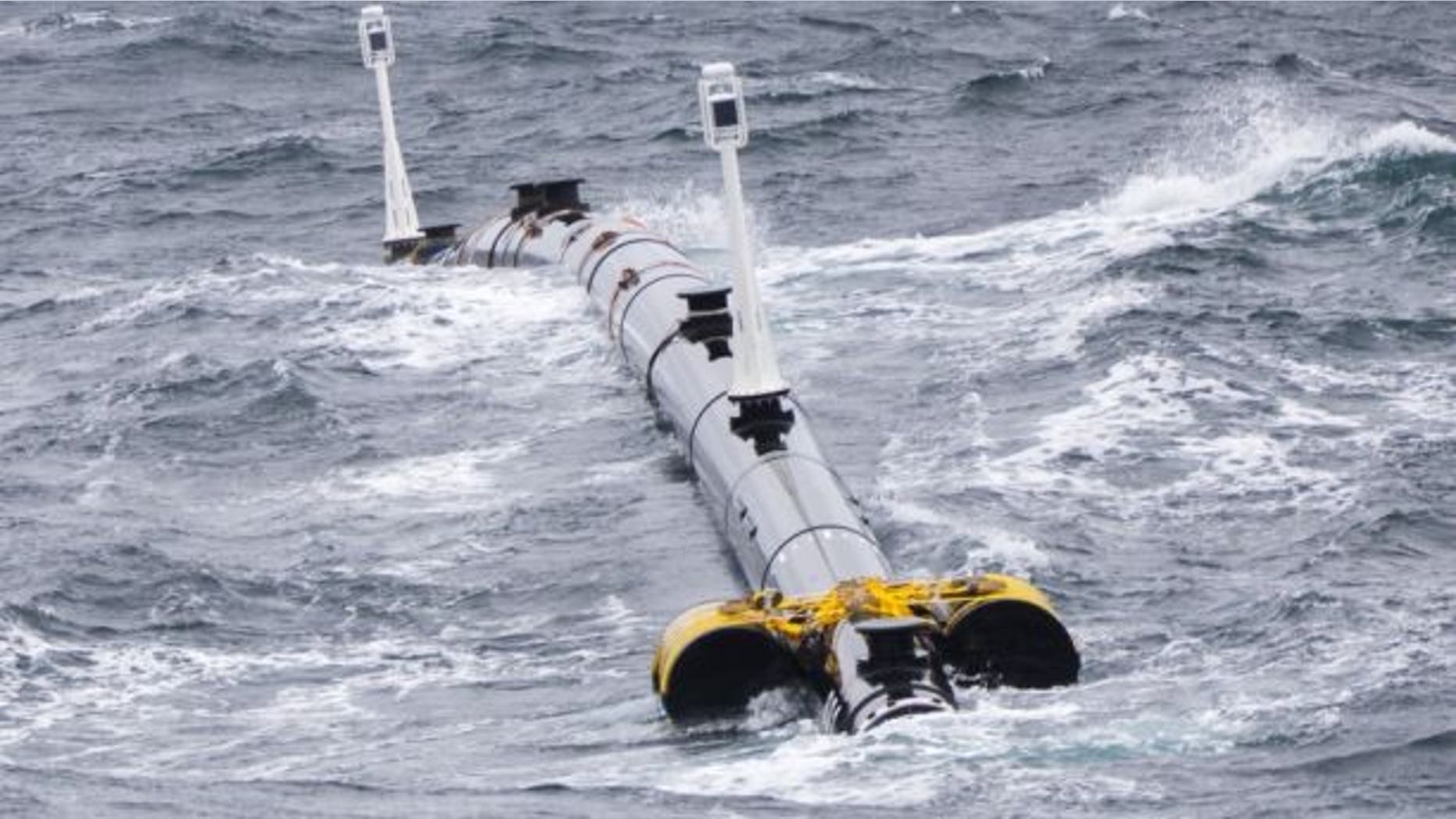 The Ocean Cleanup is deploying a vessel made up of several pipes between California and Hawaii to trap garbage at the surface.