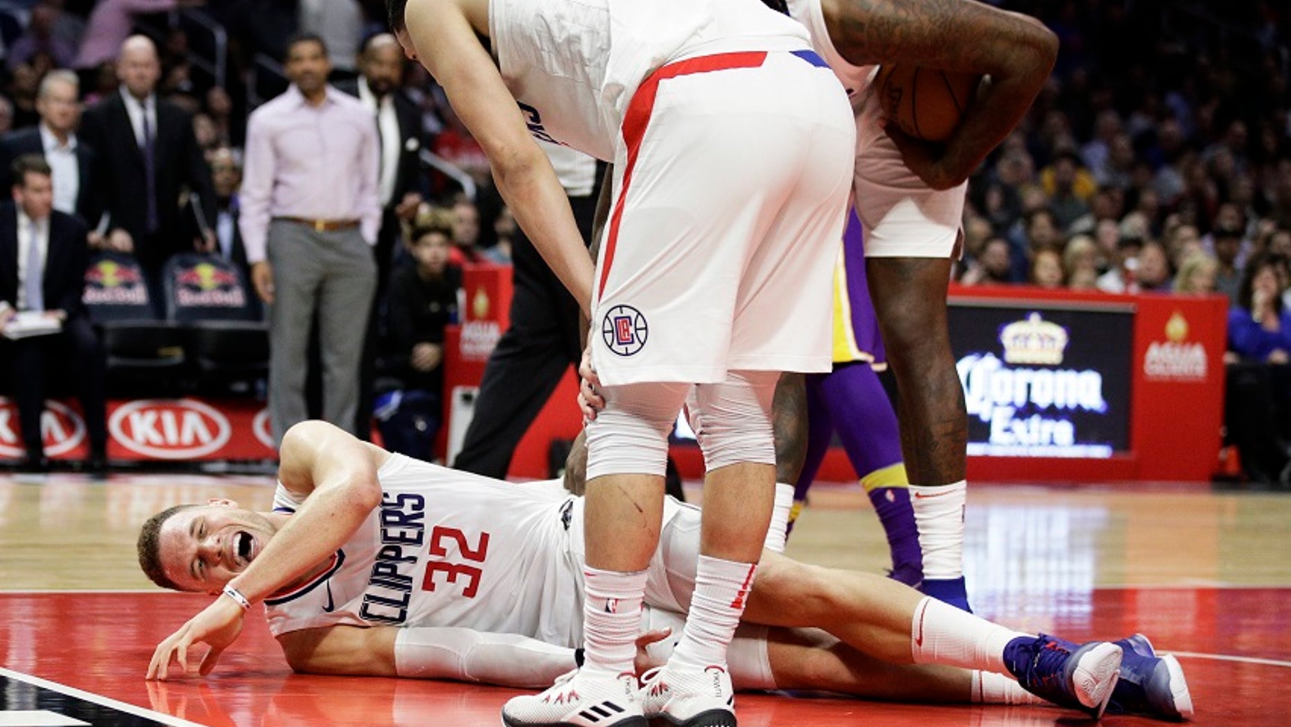 Blake Griffin grimaces in pain after appearing to injure his knee Monday night.