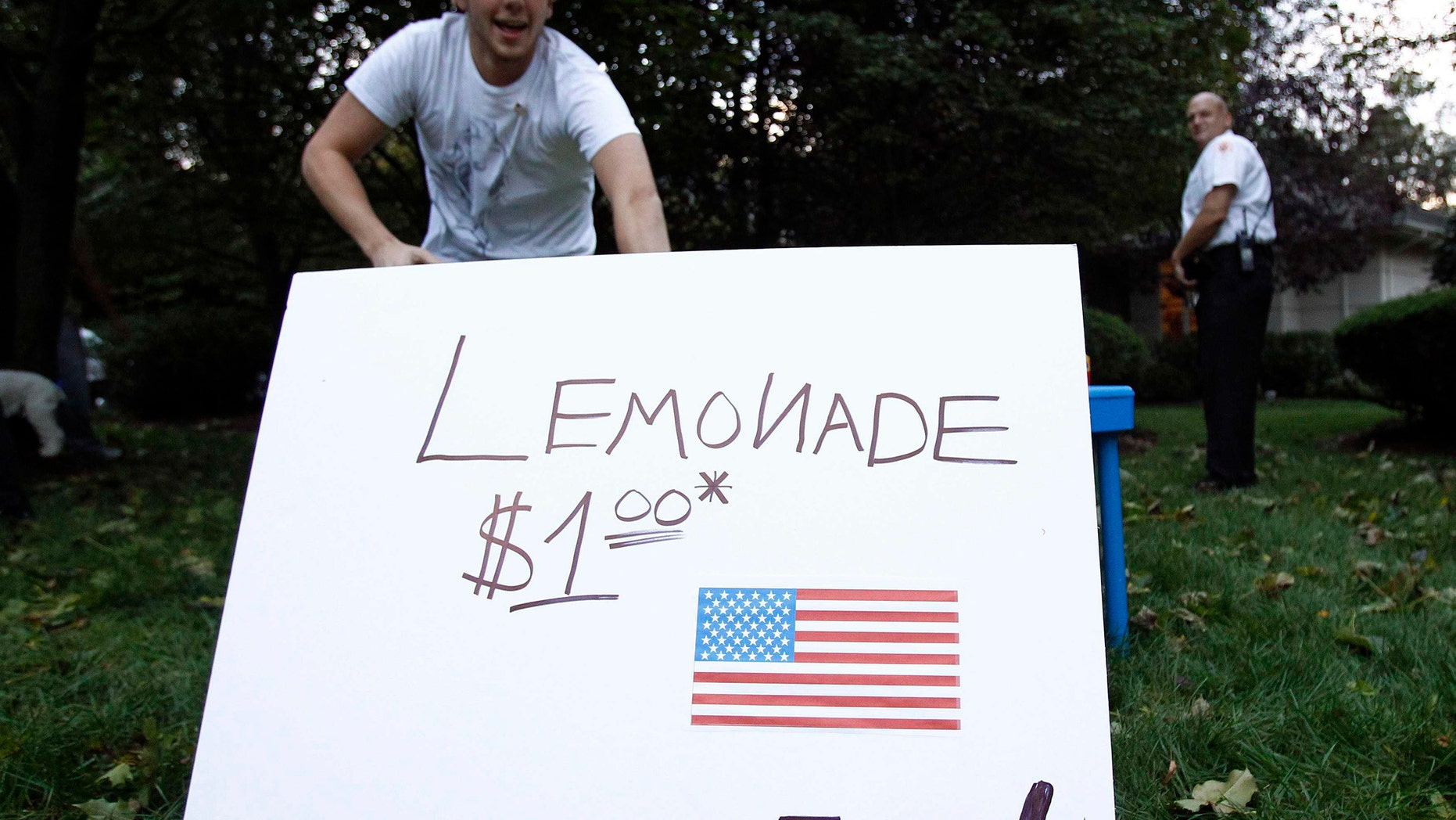 File photo: A Secret Service agent watches over a man who set up a lemonade stand outside a private residence. (REUTERS/Jim Young)