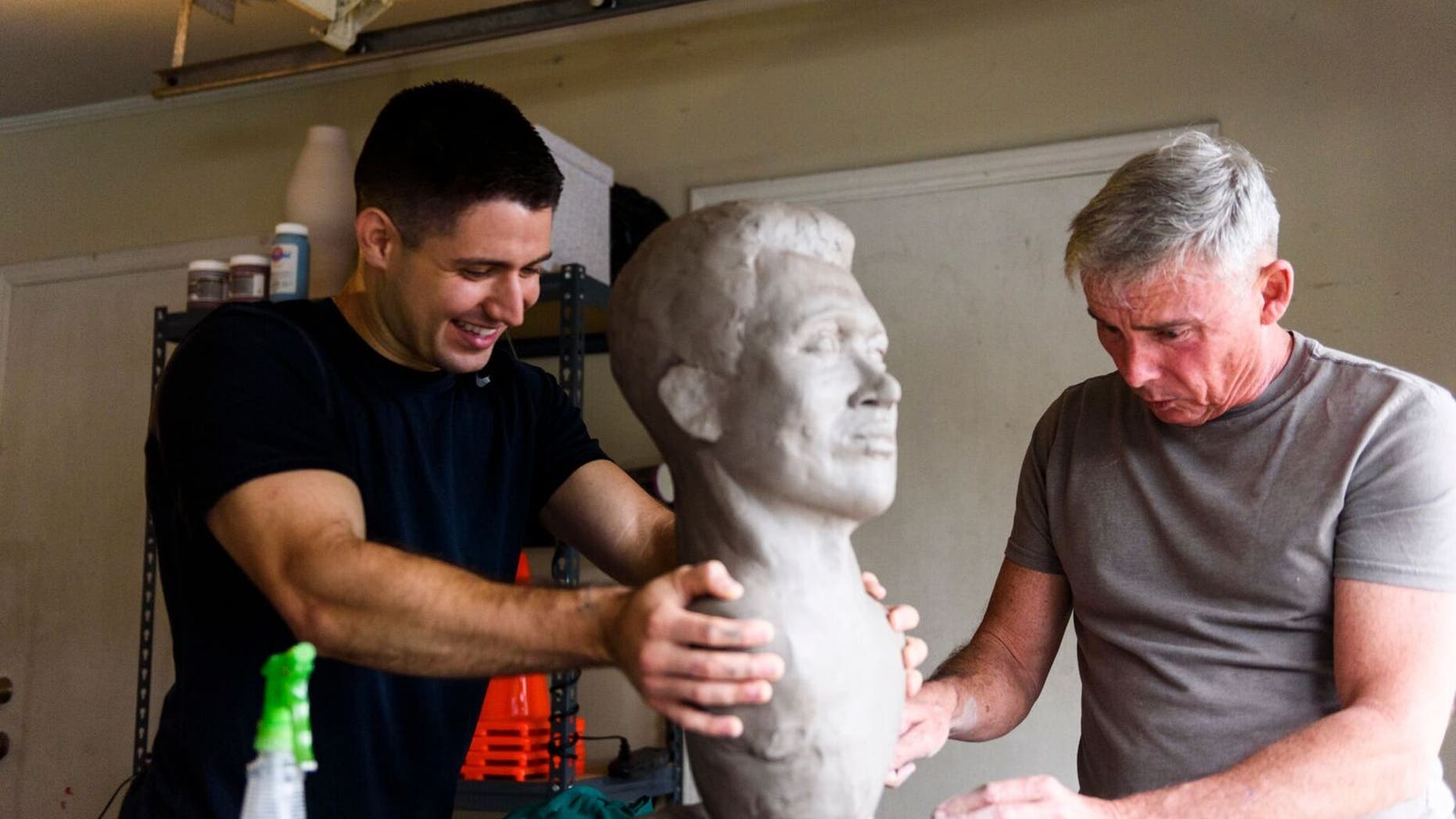 Lt. Steven Arango (left) with Alabama sculptor Lee Busby (right).