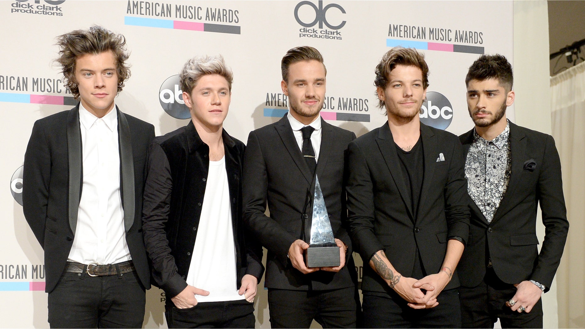 LOS ANGELES, CA - NOVEMBER 24: Singers (L-R) Harry Styles, Niall Horan, Liam Payne, Louis Tomlinson, and Zayn Malik of One Direction, winners of the Favorite Pop/Rock Album for 'Take Me Home,' pose in the press room during the 2013 American Music Awards at Nokia Theatre L.A. Live on November 24, 2013 in Los Angeles, California. (Photo by Jason Kempin/Getty Images)