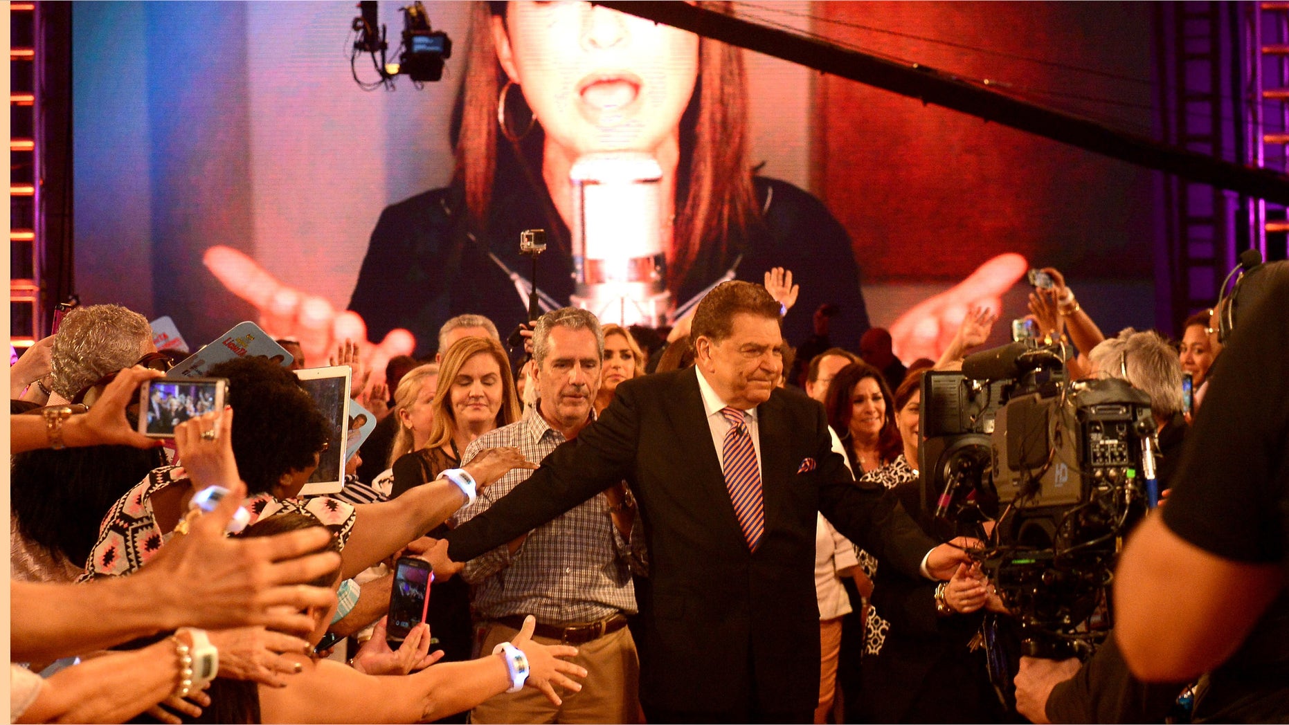 Don Francisco bids farewell to fans at Univision's Sabado Gigante on September 19, 2015 in Miami, Florida.