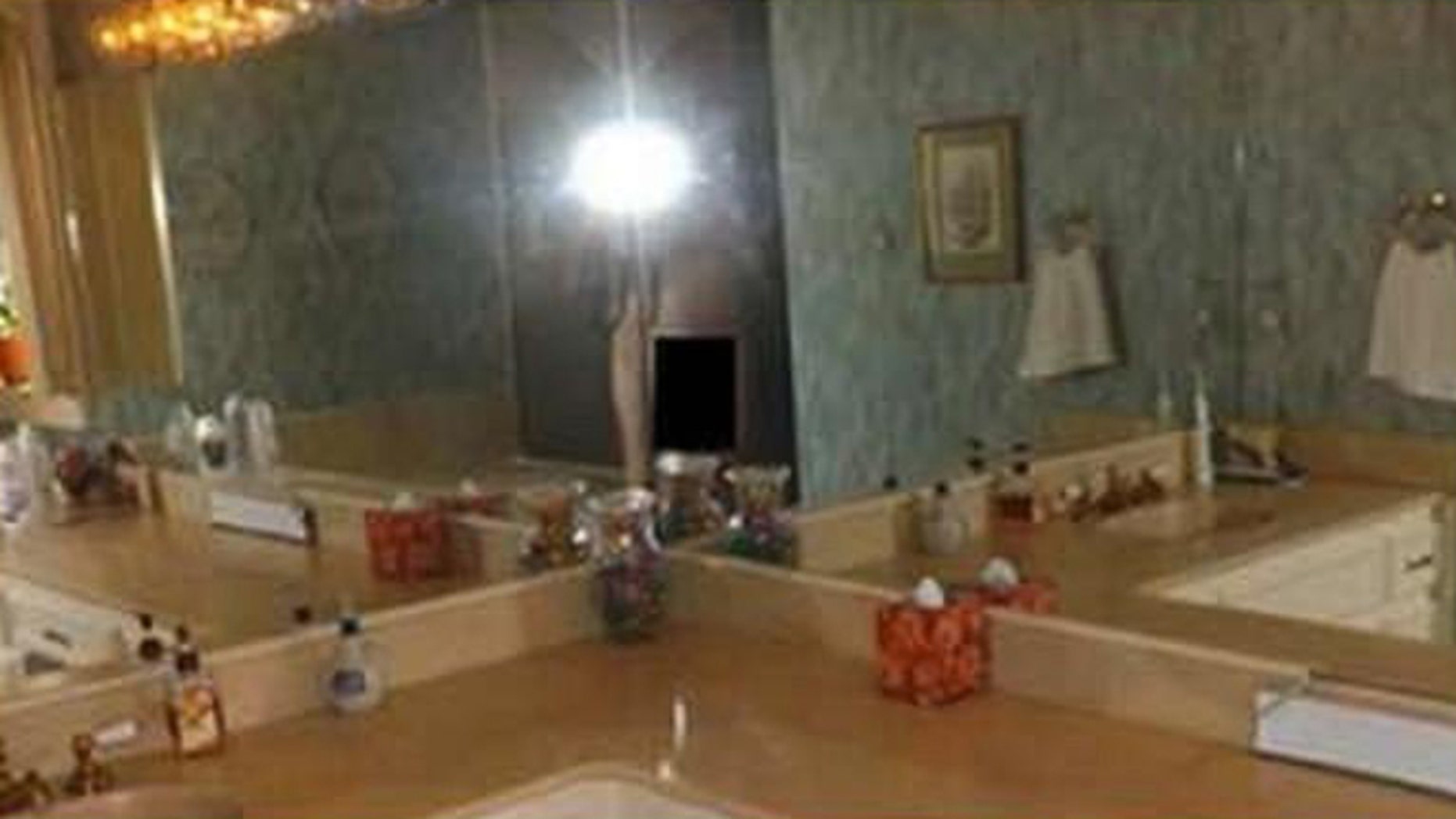 Oops Man Selling His Home Mistakenly Posts Bathroom Pic With Himself