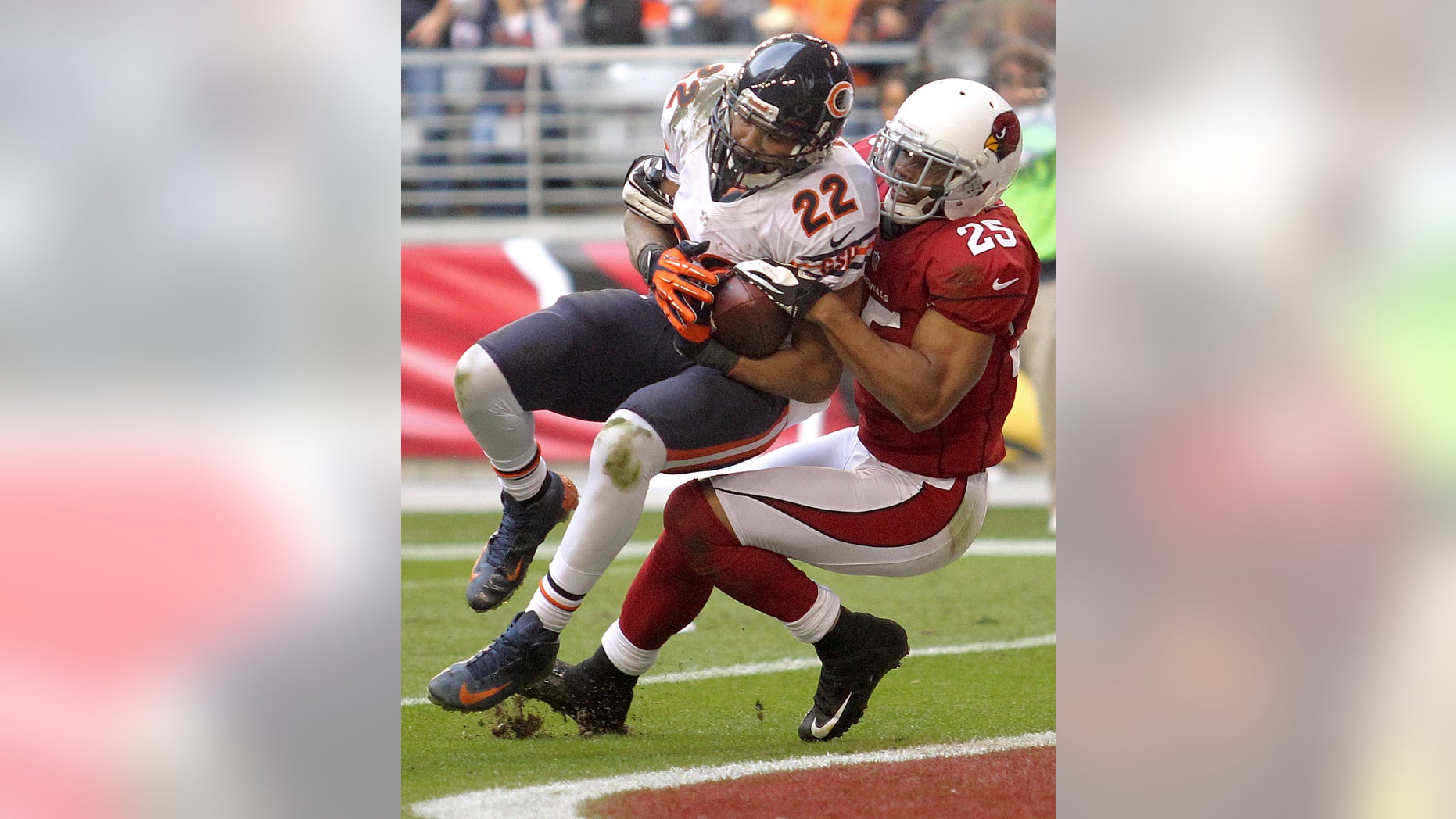 Chicago Bears running back Matt Forte (22) scores a touchdown as Arizona Cardinals free safety Kerry Rhodes (25) defends during the first half of an NFL football game, Sunday, Dec. 23, 2012, in Glendale, Ariz. (AP Photo/Paul Connors)