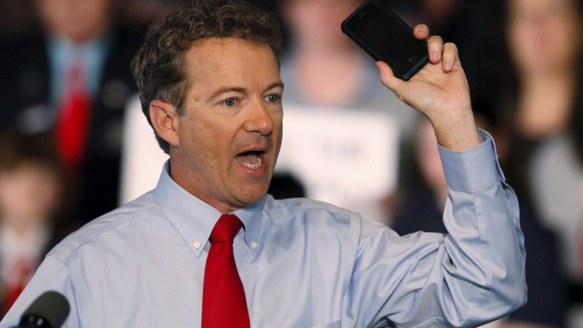 U.S. Senator Rand Paul (R-KY), a 2016 Republican White House hopeful, gestures with his cell phone as he speaks at a campaign event in Milford, New Hampshire April 8, 2015. REUTERS/Joel Page