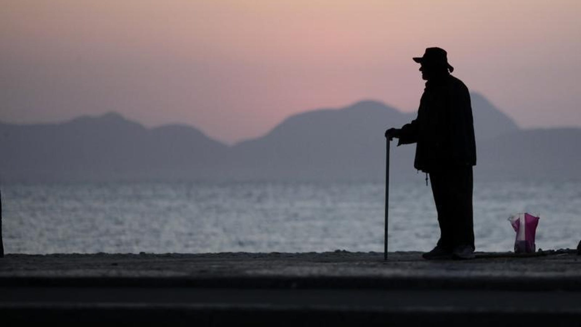 An elderly man stands in Copacabana in Rio de Janeiro September 13, 2011. REUTERS/Ricardo Moraes