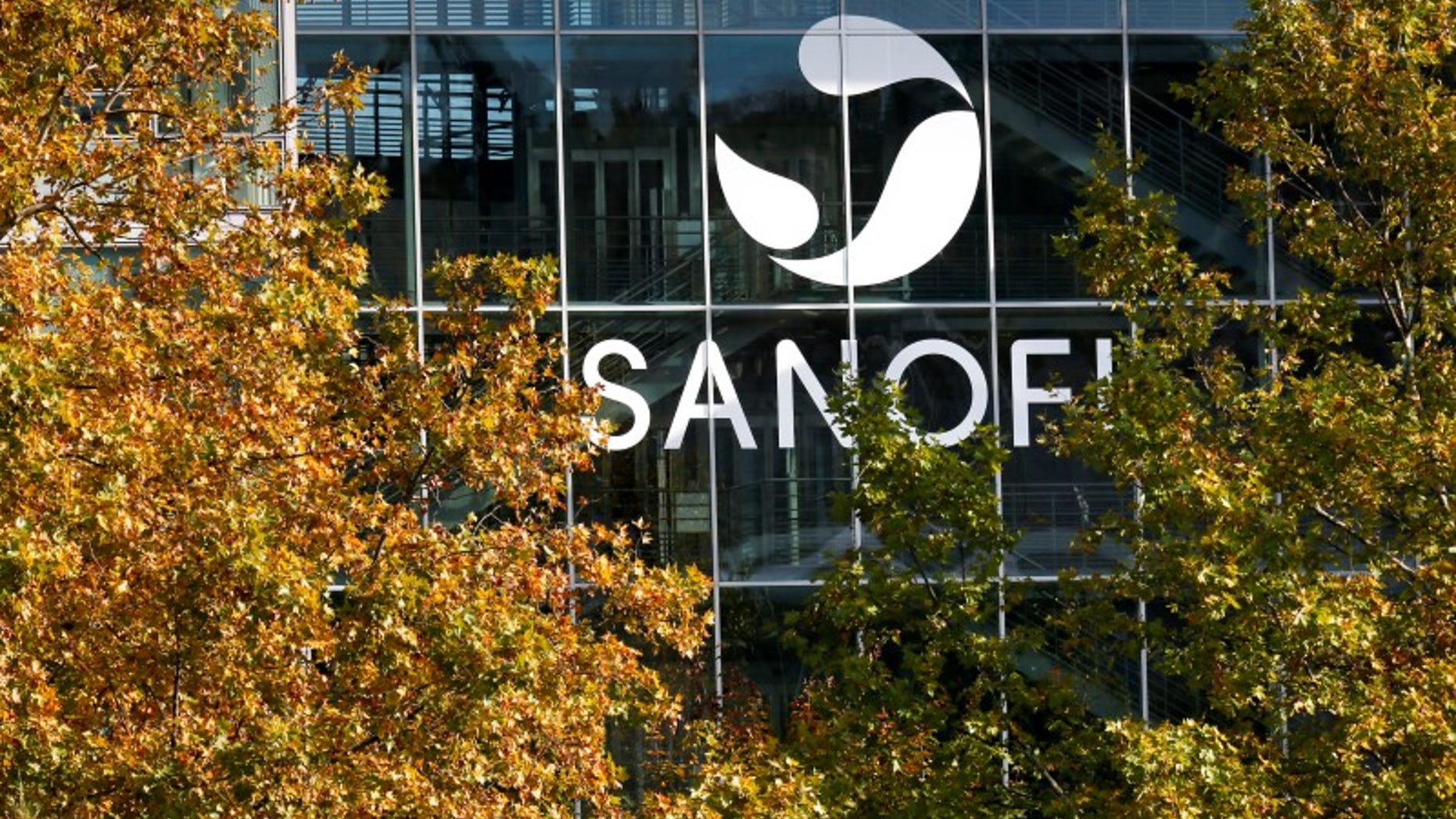 The Sanofi logo is seen at the company's Sanofi Pasteur headquarters in Lyon, France, October 26, 2015. French drugs firm Sanofi will present its Q3 results on October 29. REUTERS/Robert Pratta