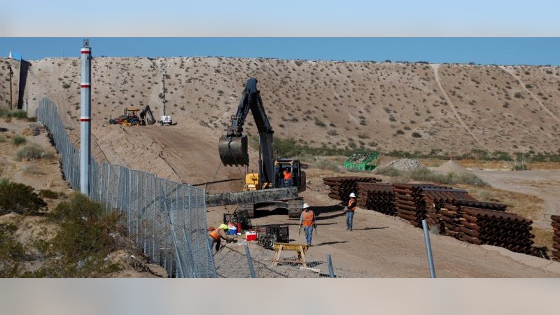 U.S. workers build a section of the U.S.-Mexico border wall at Sunland Park, U.S. opposite the Mexican border city of Ciudad Juarez, Mexico, November 9, 2016. Picture taken from the Mexico side of the U.S.-Mexico border. REUTERS/Jose Luis Gonzalez