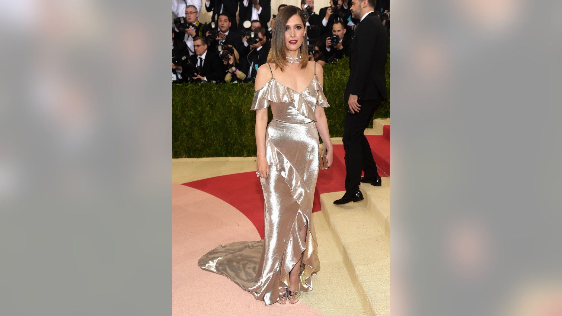 Rose Byrne arrives at The Metropolitan Museum of Art Costume Institute Benefit Gala, celebrating the opening of "Manus x Machina: Fashion in an Age of Technology" on Monday, May 2, 2016, in New York. (Photo by Charles Sykes/Invision/AP)