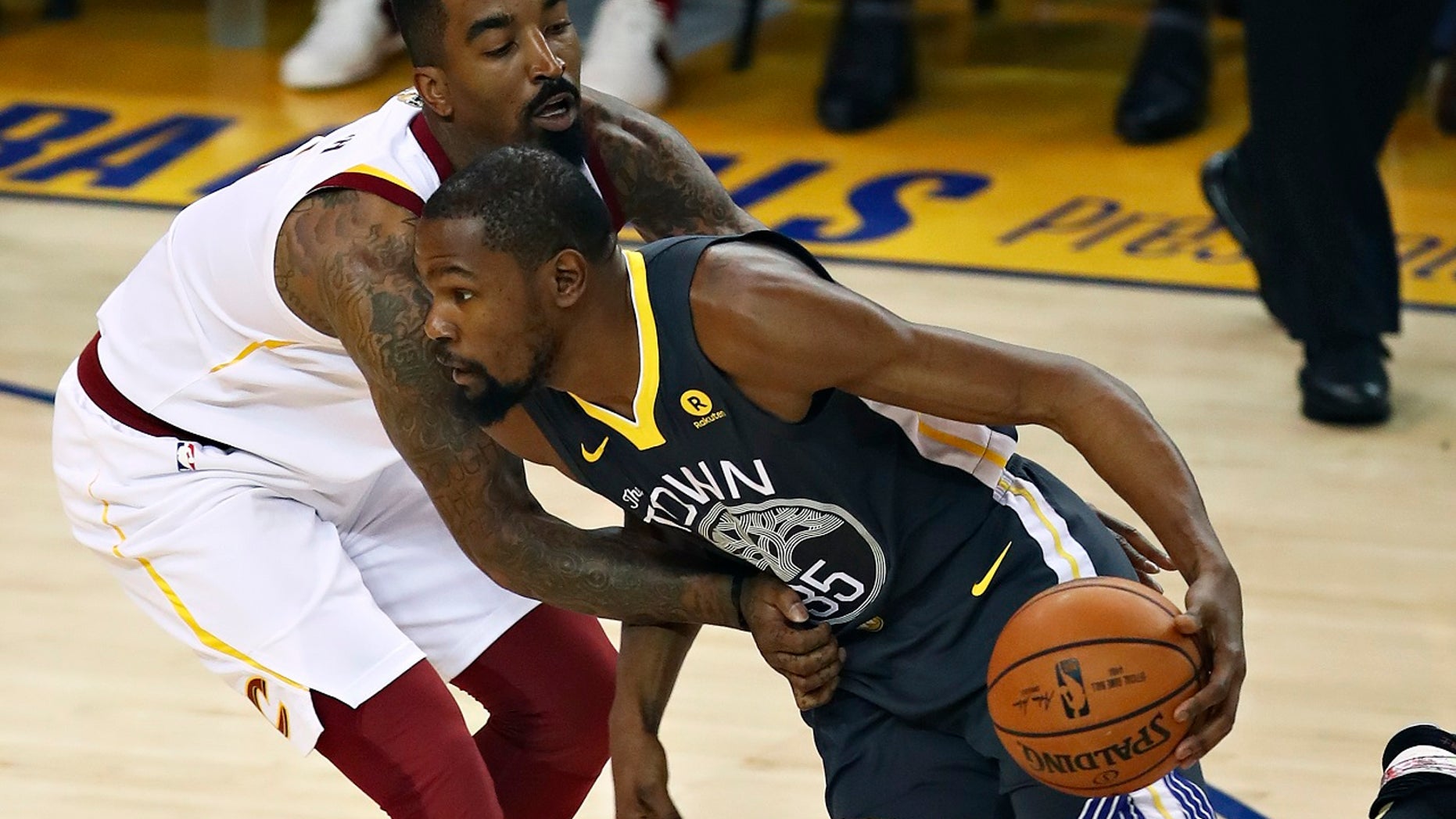 J.R. Smith received a standing ovation at from Golden State Warriors fans during Game 2 of the NBA Finals Sunday night at Oracle Arena.