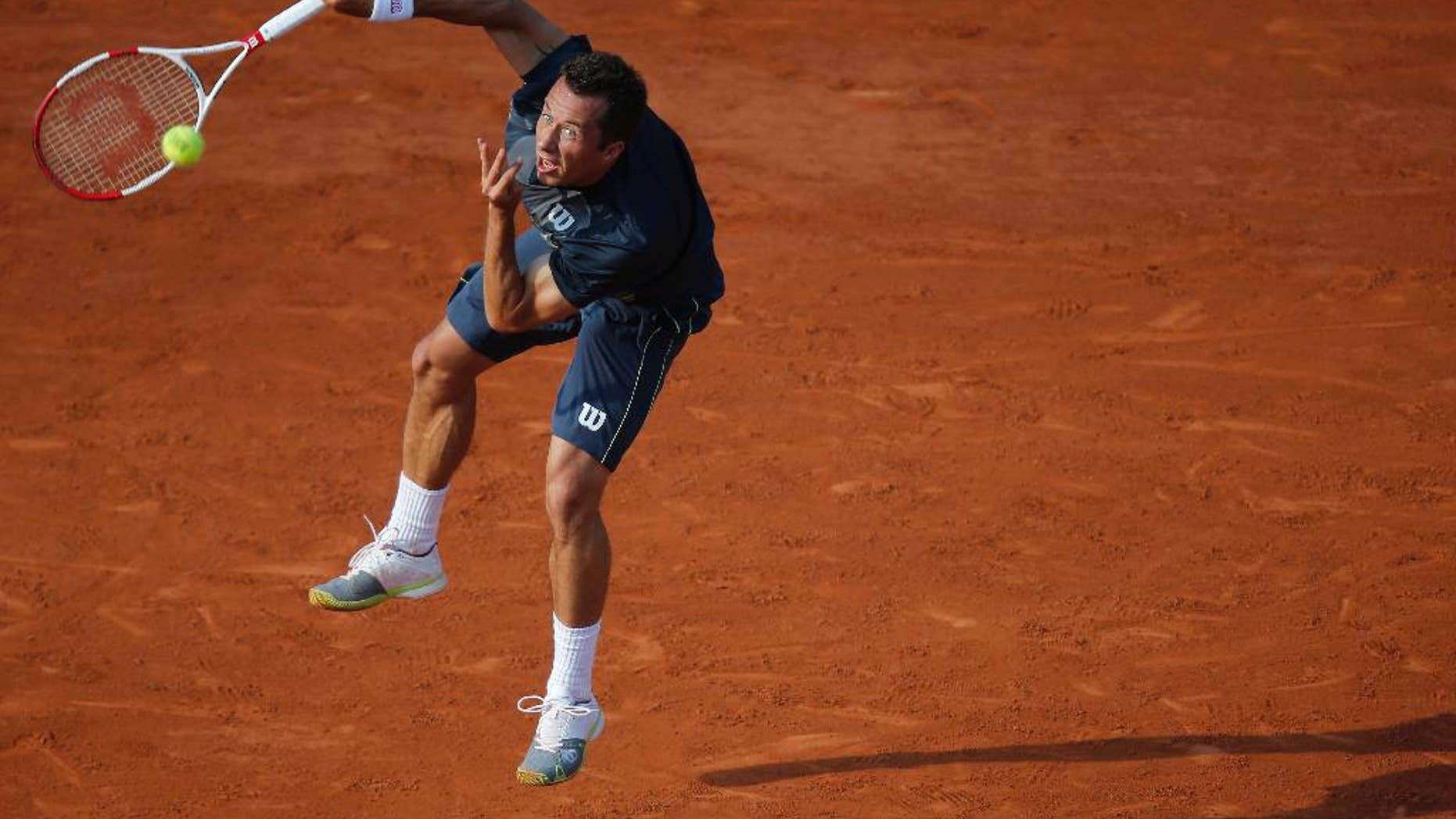 Germany's Philipp Kohlschreiber serves the ball to Britain's Andy Murray during their third round match of the French Open tennis tournament at the Roland Garros stadium, in Paris, France, Saturday, May 31, 2014. (AP Photo/David Vincent)