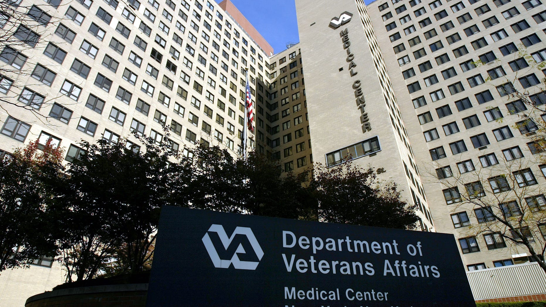 The exterior of the Veterans Affairs Hospital is seen November 10, 2003 in New York City. (Photo: Spencer Platt/Getty Images)