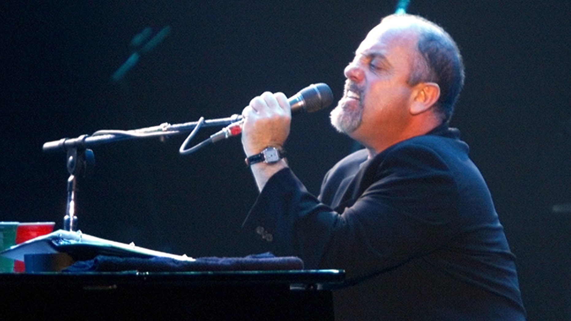Piano Man' Billy Joel has checked himself into Silver Hill Hospital, asubstance abuse and psychiatric center in Connecticut for a planned10-day stay, his spokeswoman said June 19, 2002. Billy Joel is seenperforming during a concert in Los Angeles, California to benefit theRecording Artists Coalition in this February 26 file photo.REUTERS/Adrees LatifAL/CLH/HK