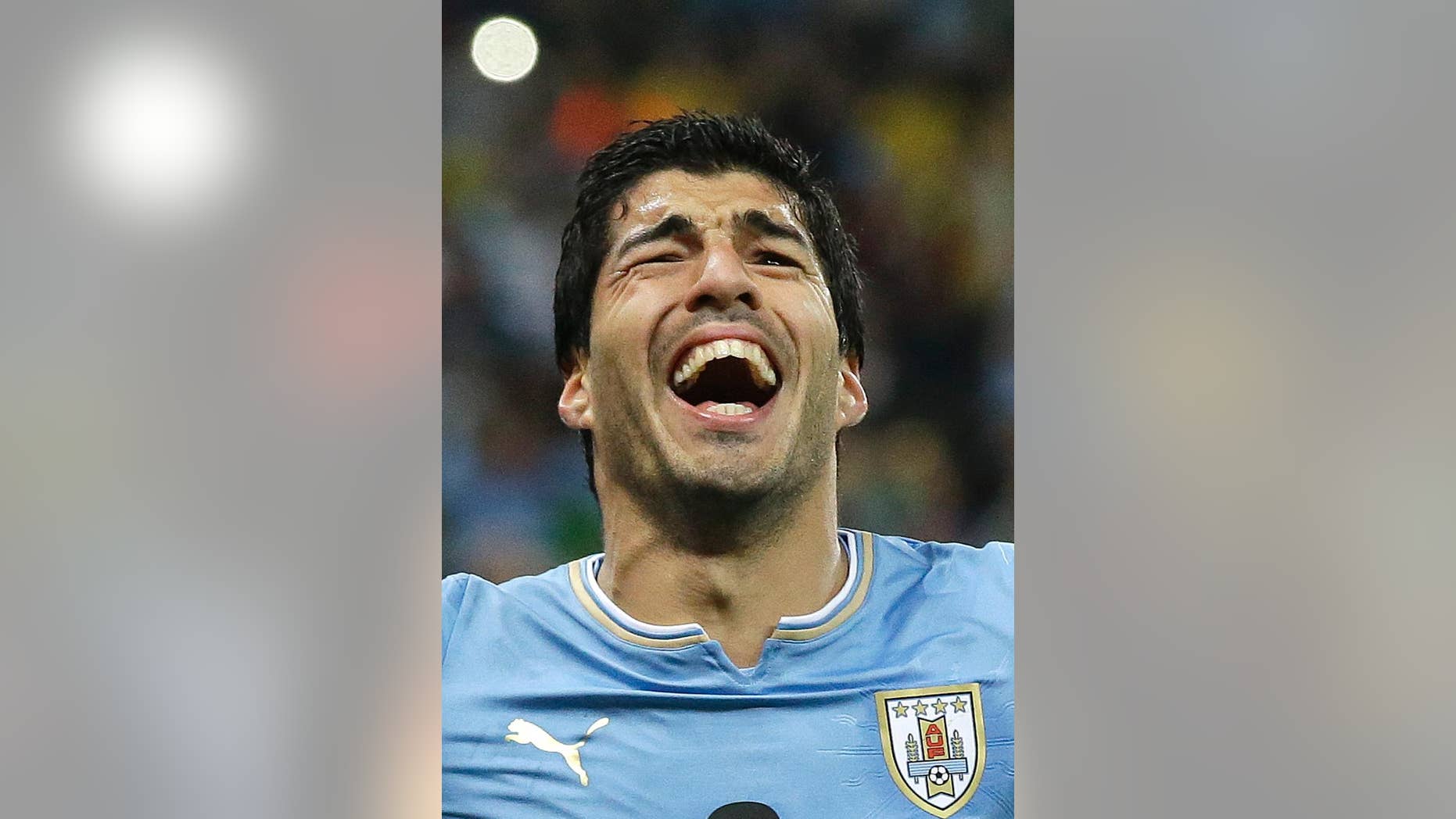 El uruguayo Luis Suárez festeja tras anotar un gol contra Inglaterra en el Mundial el jueves, 19 de junio de 2014, en Sao Paulo. (AP Photo/Matt Dunham)