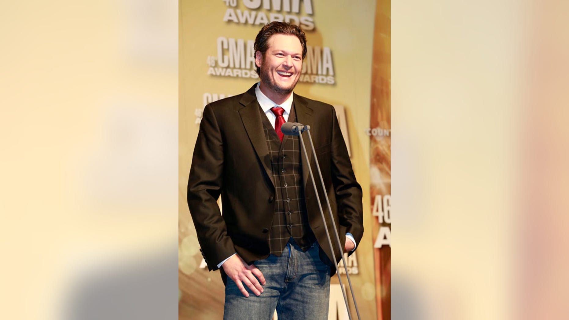 Blake Shelton speaks at the 46th Country Music Association Awards in Nashville, Tennessee, November 1, 2012. REUTERS/Eric Henderson (UNITED STATES - Tags: ENTERTAINMENT) - RTR39W2O