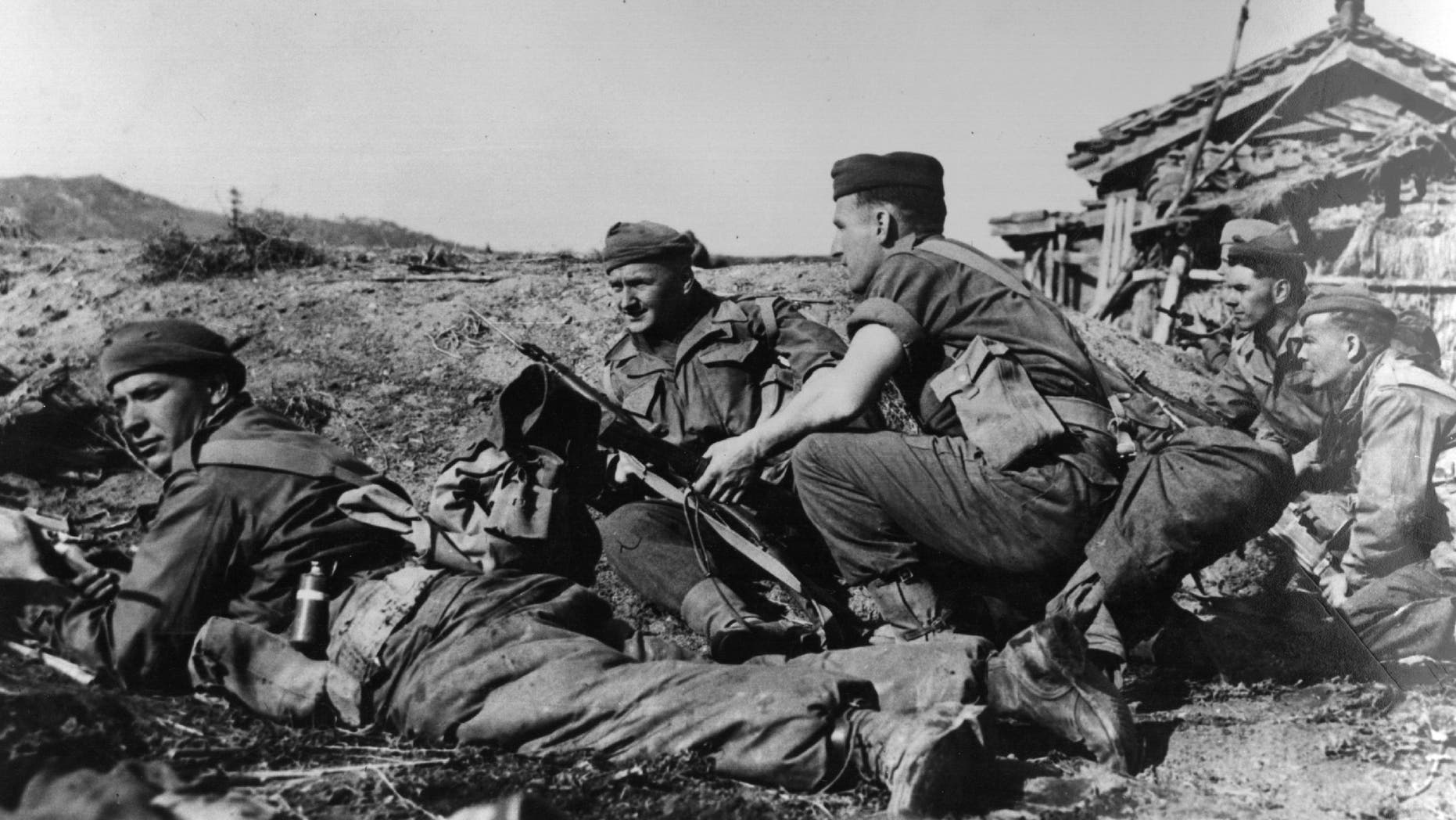 16th November 1950: Men of the Argyle and Sutherland Highlanders take cover as they advance into the town of Chonju on the British front in North Korea during the Korean War. (Photo by Hulton Archive/Getty Images)