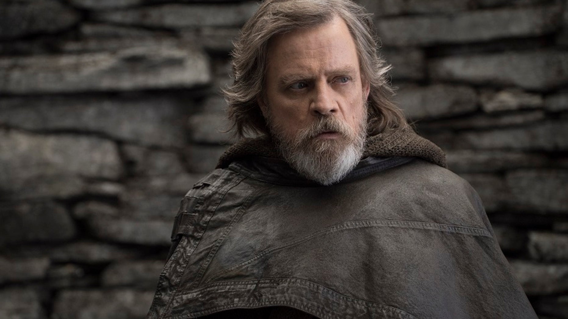 Mark Hamill took to Twitter to defend his 'Star Wars: The Last Jedi' costar.