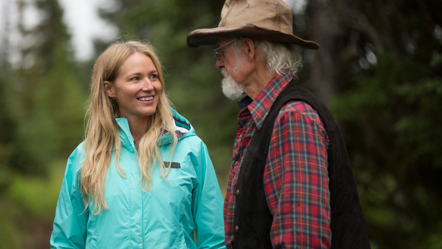 Jewel visits her father Atz Kilcher.