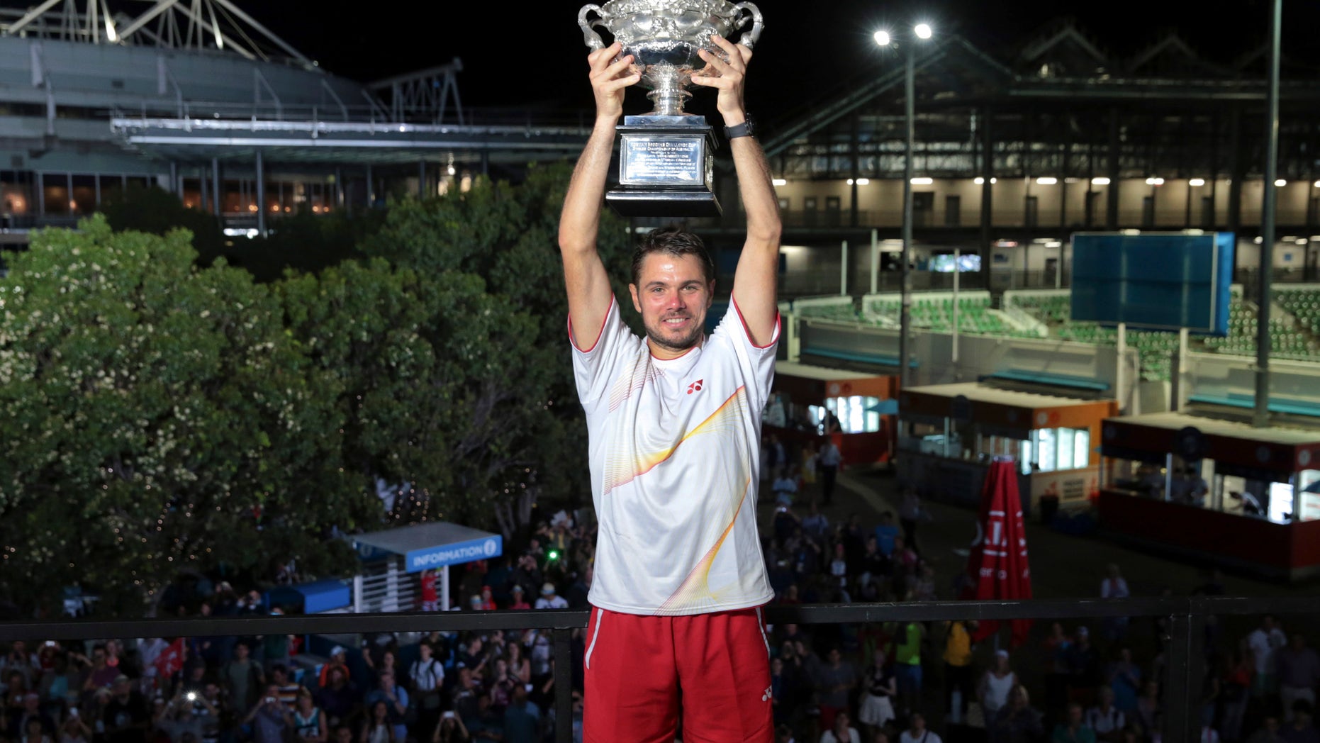 Foto de la federación de tenis de Australia en la que el suizo Stanislas Wawrinka levanta el trofeo de campeón del Abierto de Australia tras vencer en la final al español Rafael Nadal el domingo 26 de enero de 2014. (AP Photo/Tennis Australia, Fiona Hamilton)