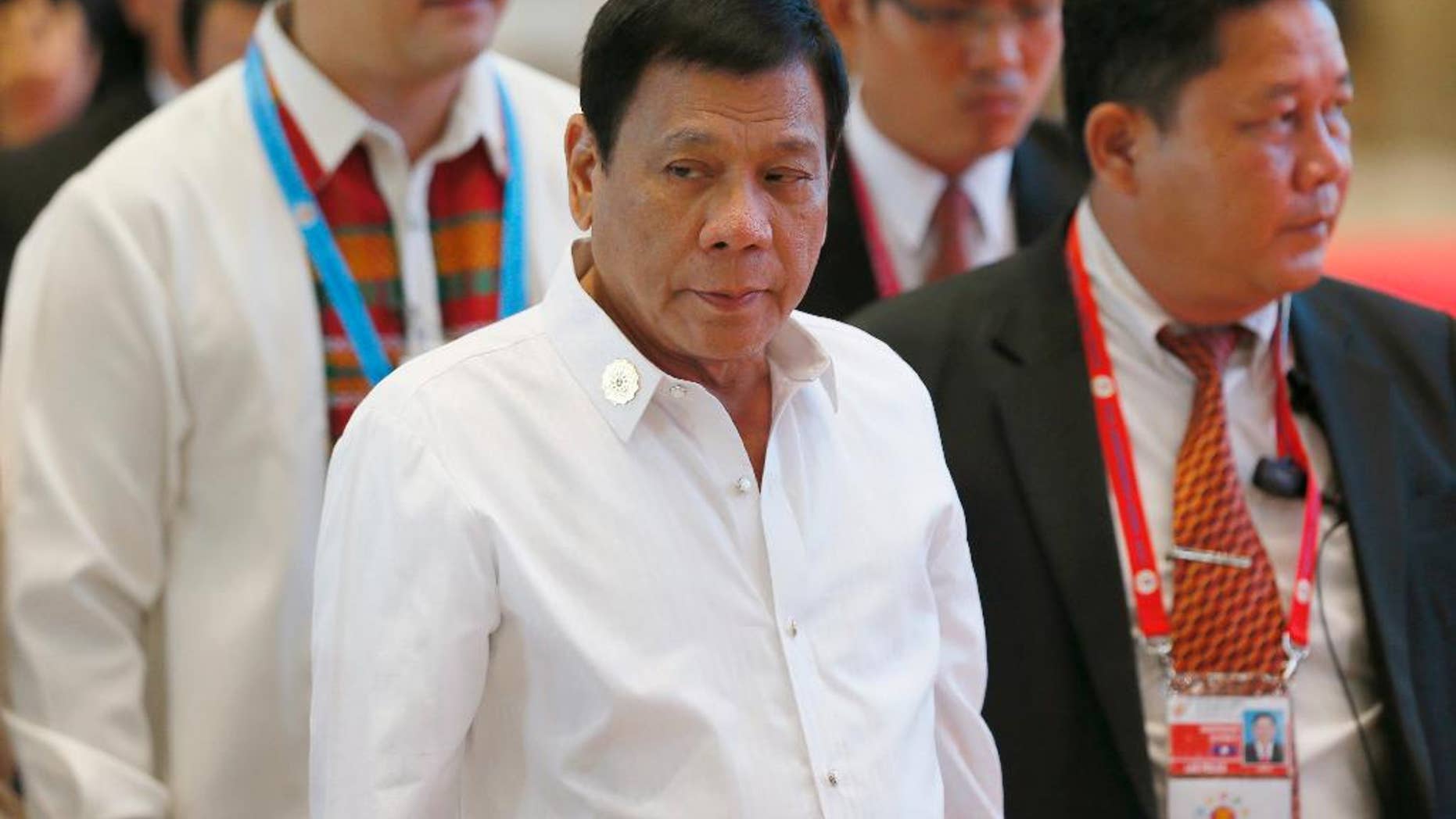 El presidente de Filipinas, Rodrigo Duterte (centro), a su llegada al Centro Nacional de Convenciones para reuniones bilaterales con líderes de ASEAN durante una cumbre del grupo, el 6 de septiembre de 2016 en Vientiane, Laos. (AP Foto/Bullit Marquez)