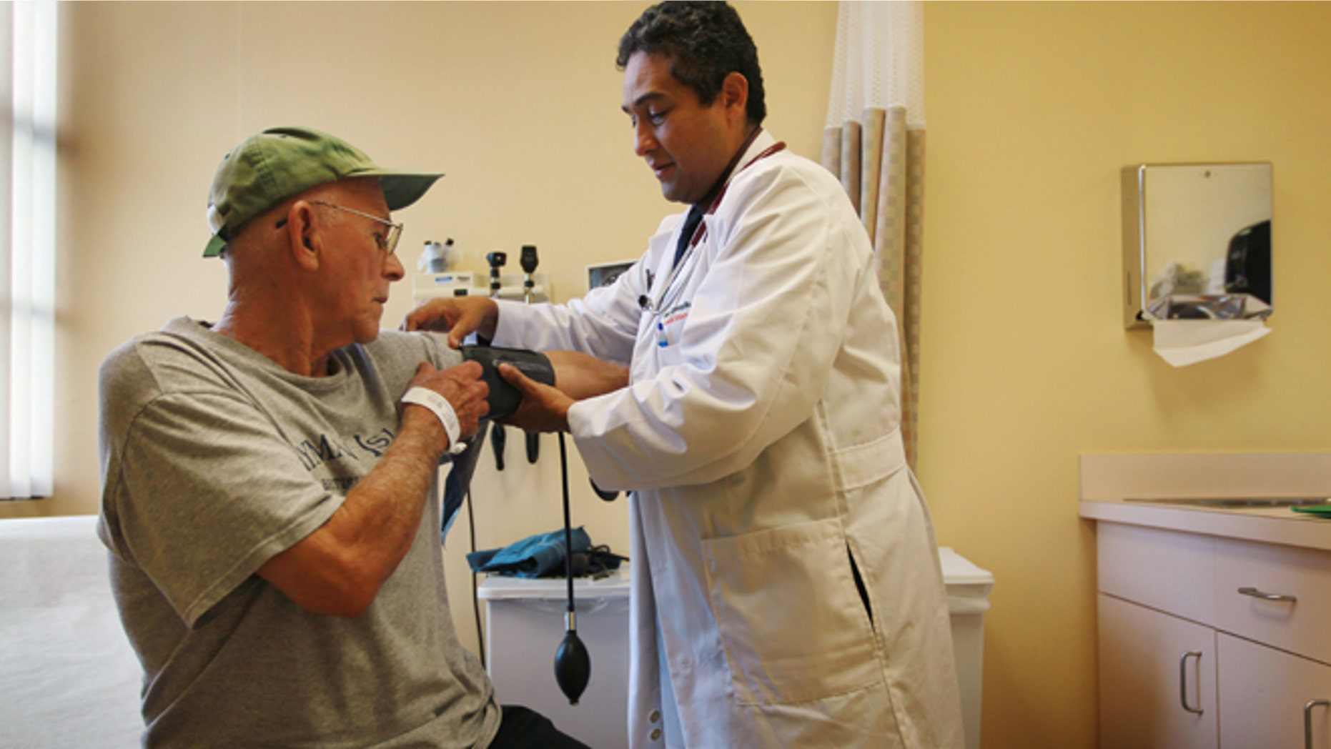 MIAMI - JANUARY 18: Dr. Olveen Carrasquillo, Chief of General Internal Medicine University of Miami, conducts a checkup on Juan Gonzalez at the University of Miamis Miller School of Medicine, as the United States House Republicans in Washington, DC were poised to approve a bill repealing the health care law that last year was signed into law overhauling the U.S. health care system on January 18, 2011 in Miami, Florida. Dr. Carrasquillo said that anyone that wants to roll back the gains made by the overhaul of the health care law should spend one morning in a public hospital and you would not want to repeal the bill. (Photo by Joe Raedle/Getty Images) *** Local Caption *** Olveen Carrasquillo;Juan Gonzalez