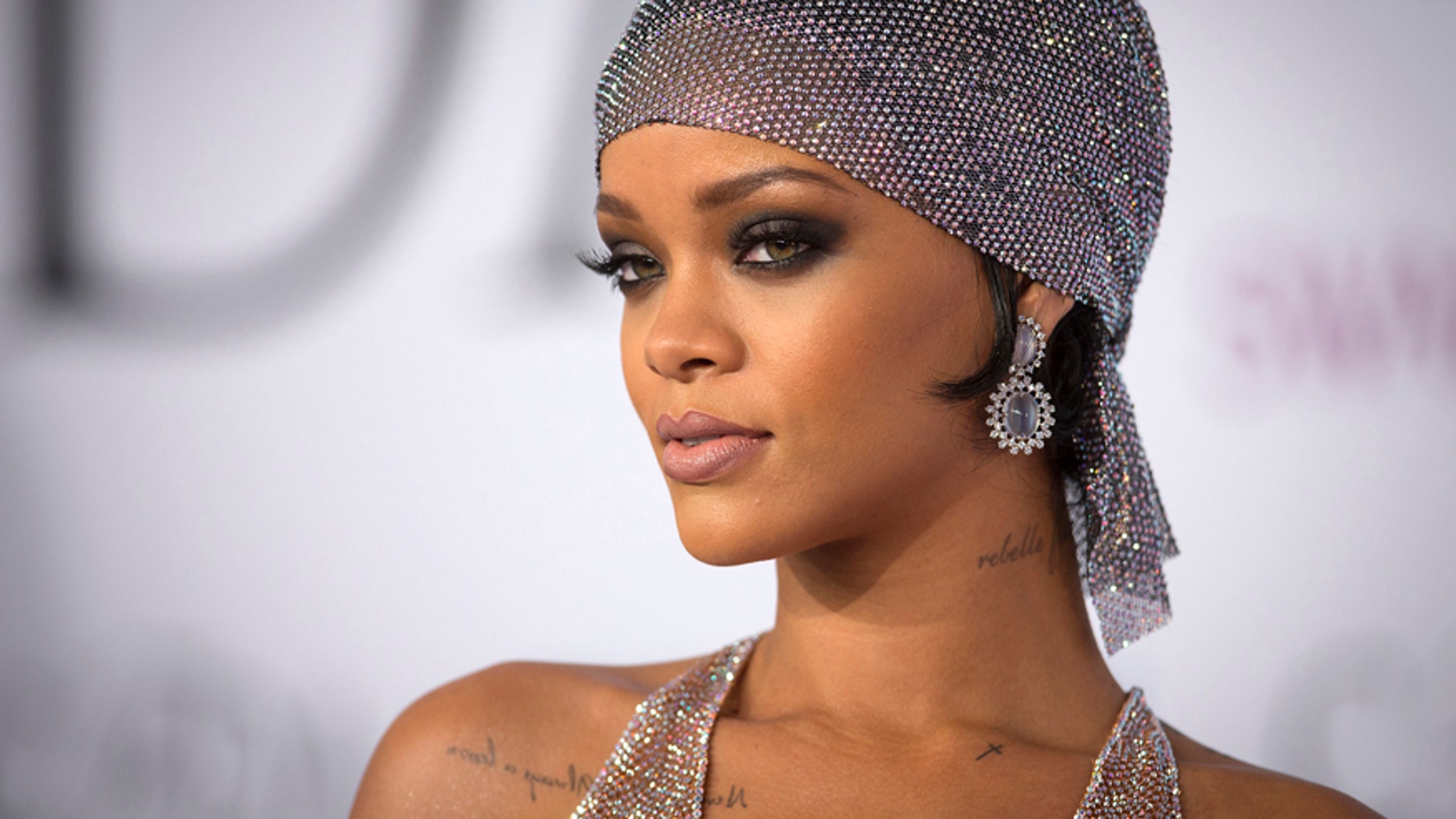 Singer Rihanna arrives for the Council of Fashion Designers of America Awards (CFDA) at Lincoln Center in New York June 2, 2014.