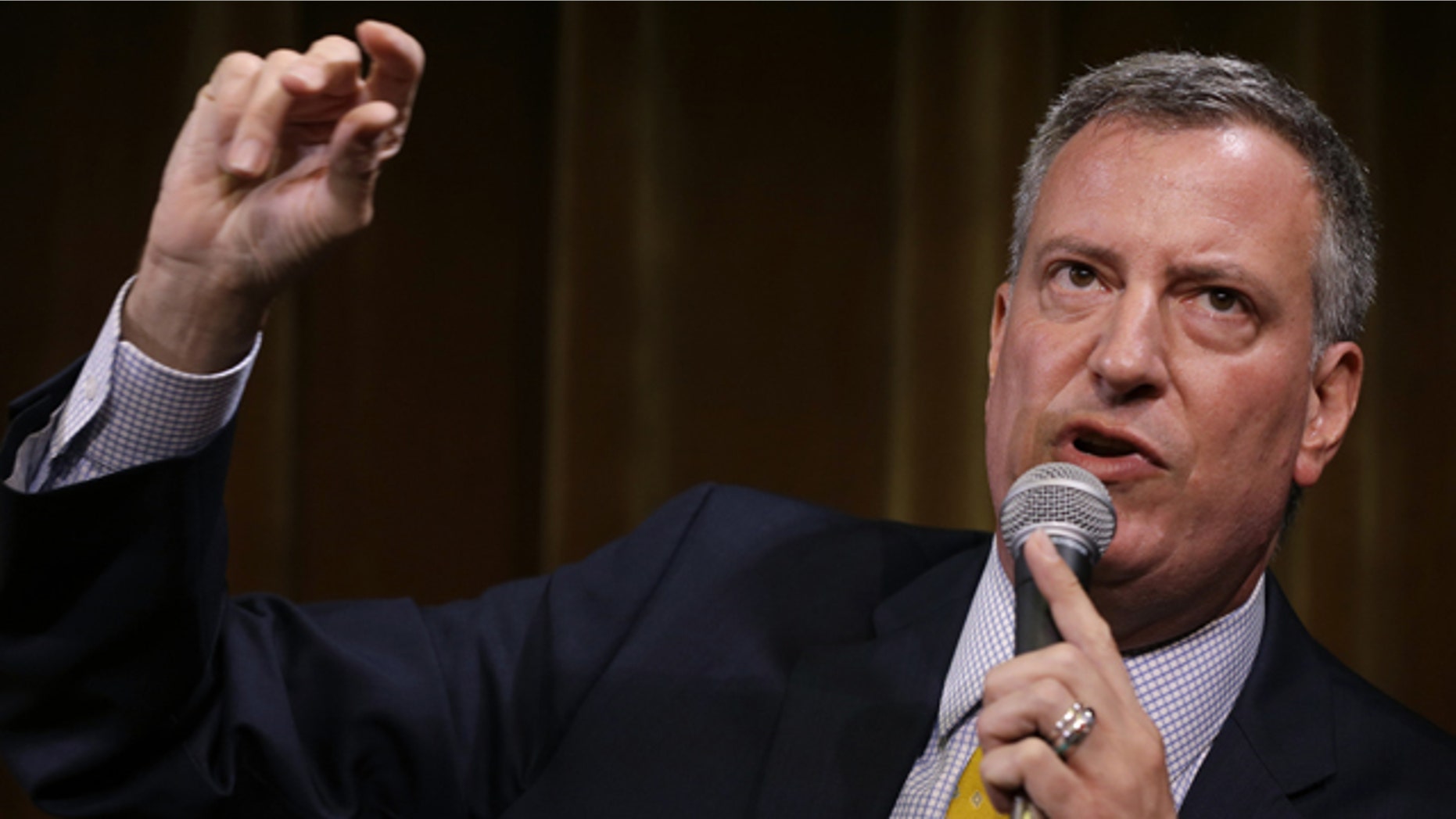 New York City Mayor Bill de Blasio wants landlords to bar tenants from lighting up in their homes.