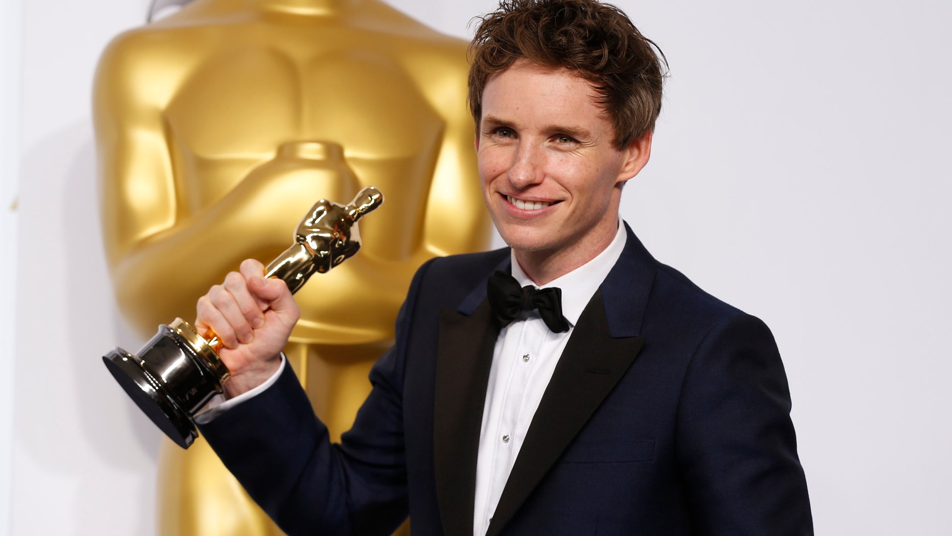 February 22, 2015. Eddie Redmayne poses with his Oscar for best actor nominee for his role in "The Theory of Everything" at the 87th Academy Awards in Hollywood, California.