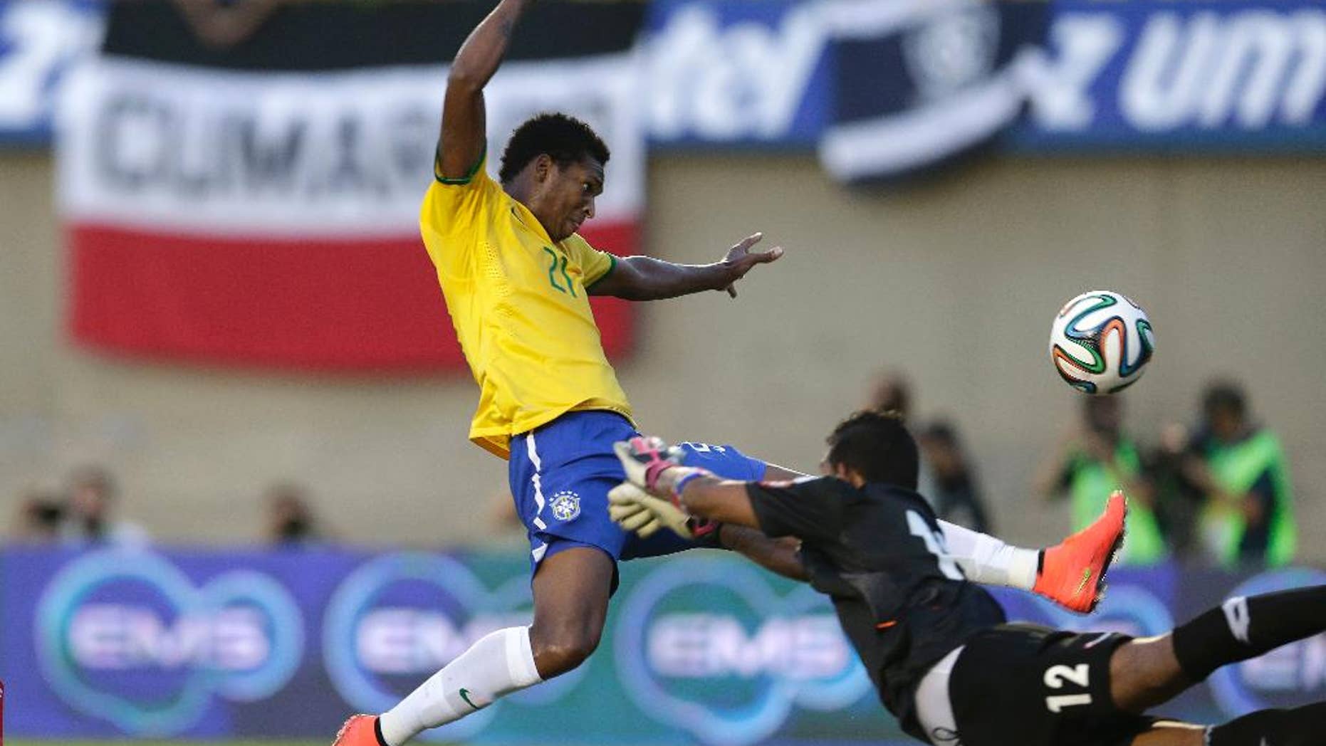 Brazil's Jo, top, fights for the ball with Panama's goalkeeper Jose Calderon during a friendly soccer match at the Serra Dourada stadium in Goiania, Brazil, Tuesday, June 3, 2014. Brazil is preparing for the World Cup soccer tournament that starts on June 12. (AP Photo/Andre Penner)