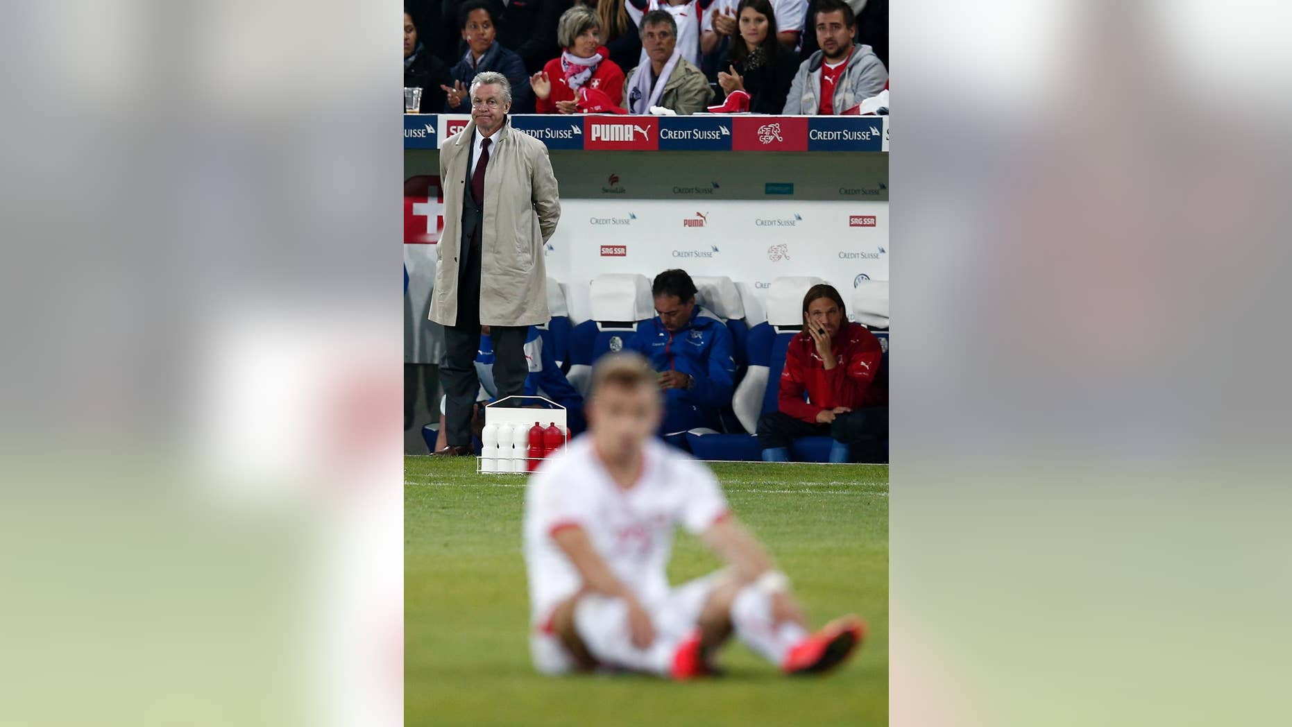 Swiss head coach Ottmar Hitzfeld, watches, while Switzerland's Xherdan Shaqiri sits on the ground during the international friendly soccer match between Switzerland and Jamaica at the Swissporarena in Lucerne, Switzerland, Friday, May 30, 2014. Switzerland are preparing for the upcoming FIFA soccer World Cup in Brazil starting on 12 June. (AP Photo/Keystone, Peter Klaunzer)
