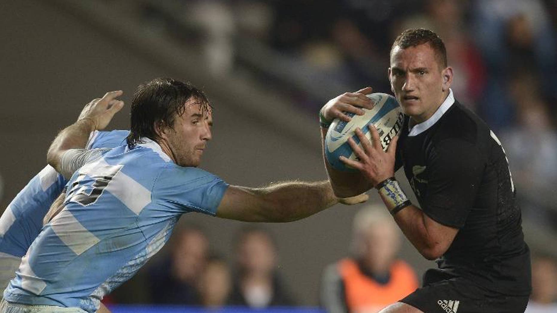 New Zealand's All Blacks fly-half Aaron Cruden (right) runs through a tackle by Argentina's Los Pumas centre Marcelo Bosch at La Plata stadium, Argentina on September 28, 2013