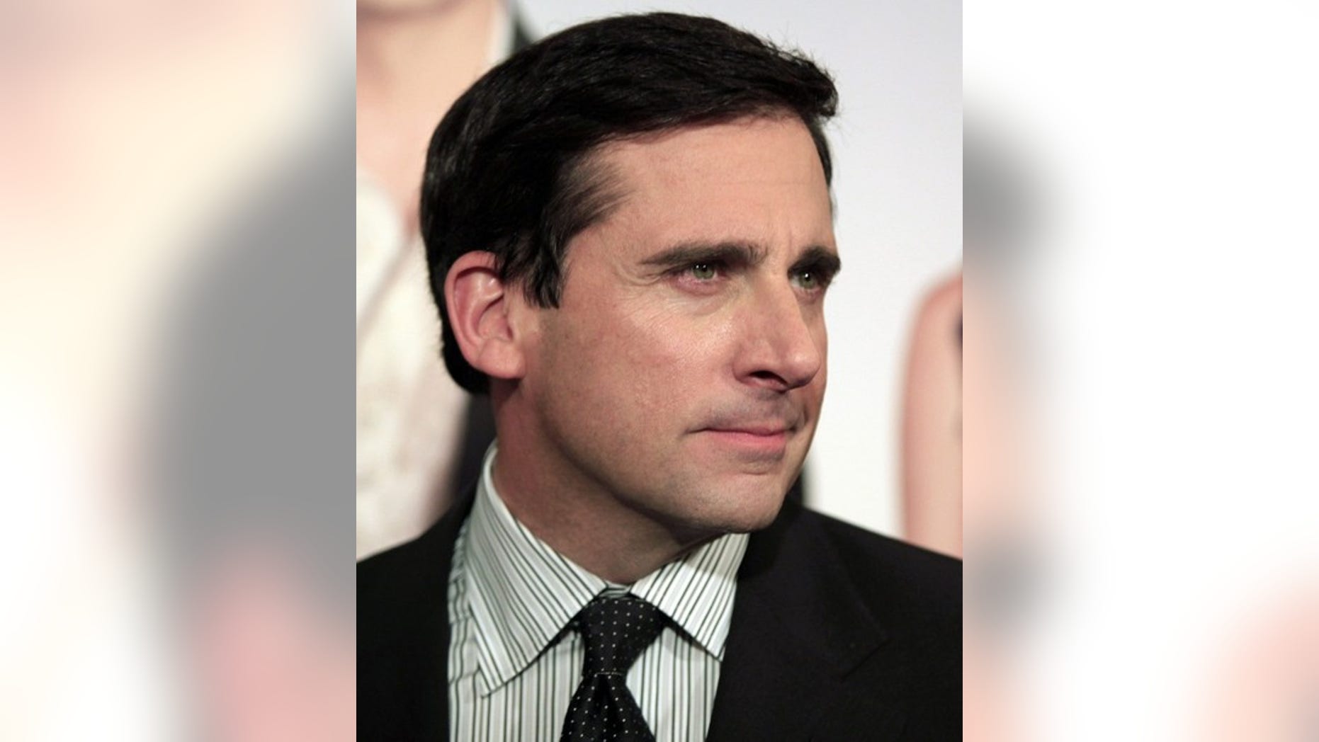 Cast member Steve Carell poses for photographers as he arrives at the premiere of "Date Night" in New York City April 6, 2010. REUTERS/Jessica Rinaldi (UNITED STATES - Tags: ENTERTAINMENT HEADSHOT)