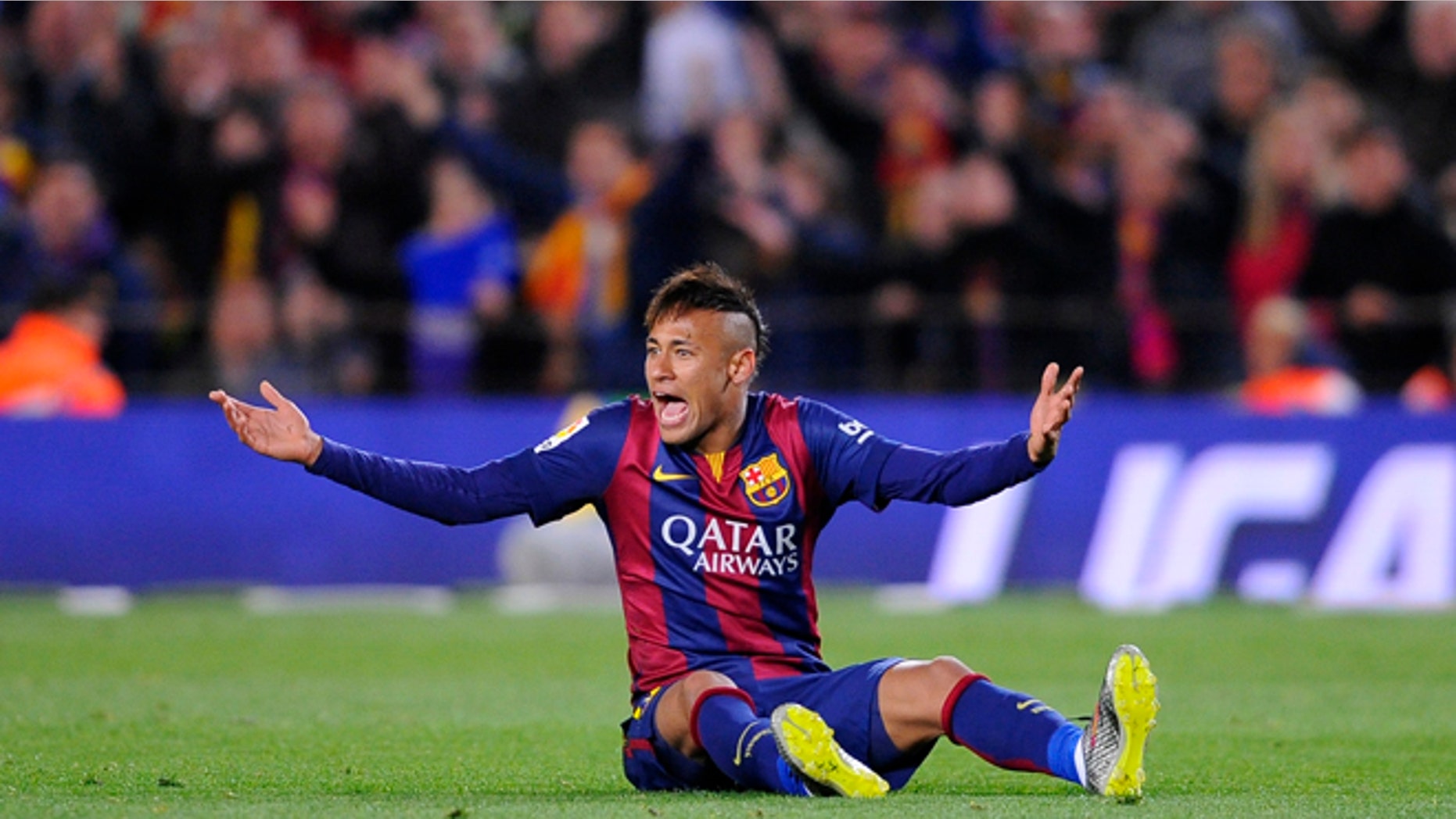 Barcelona's Neymar protests during a Spanish La Liga soccer match between FC Barcelona and Real Madrid at Camp Nou stadium, in Barcelona, Spain, Sunday, March 22, 2015. (AP Photo/Manu Fernandez)
