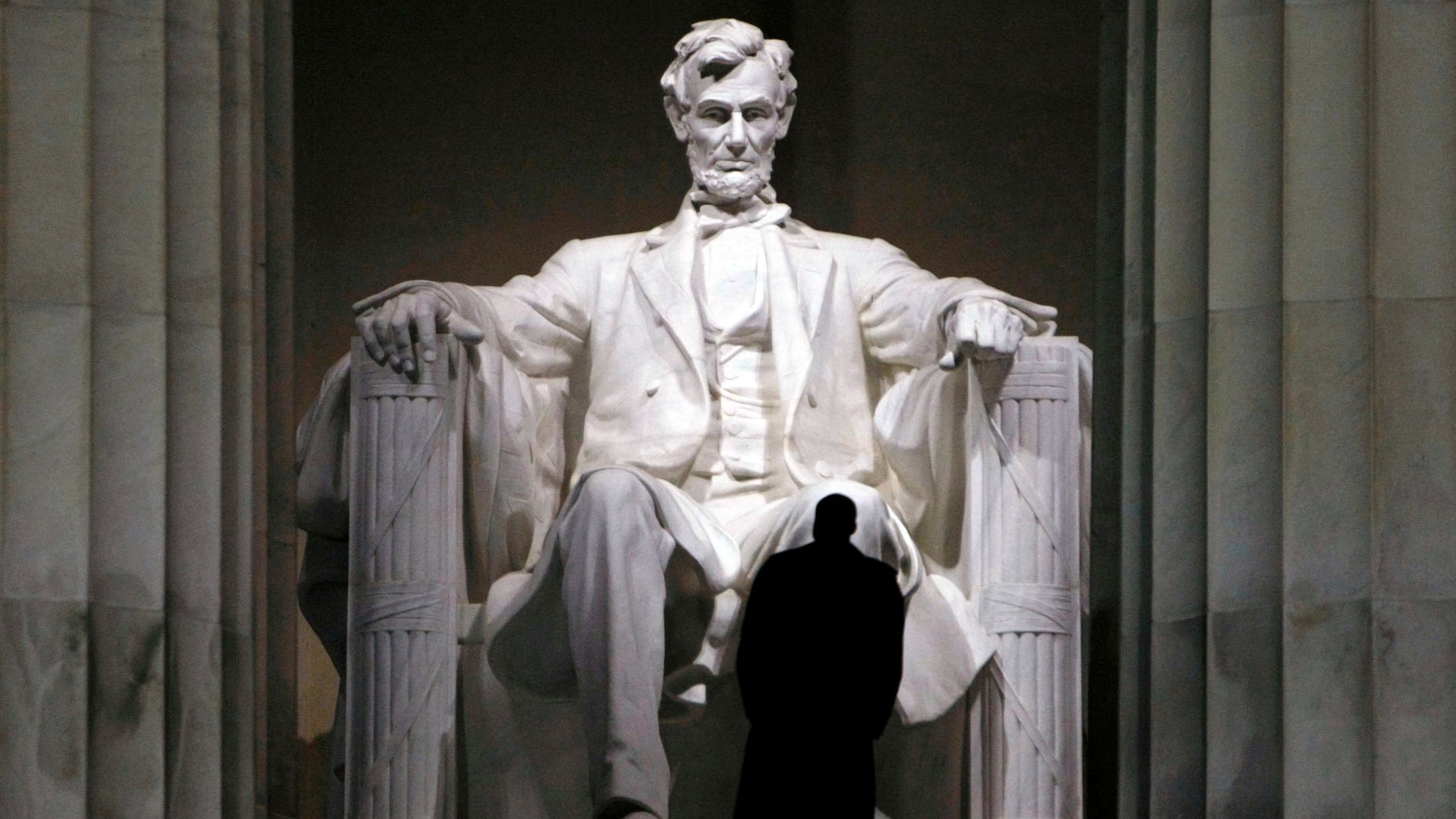 FILE - In this Jan. 10, 2009 file photo, a Secret Service agent stands watch while President-elect Barack Obama, not shown, visits the Lincoln Memorial with his family in Washington.