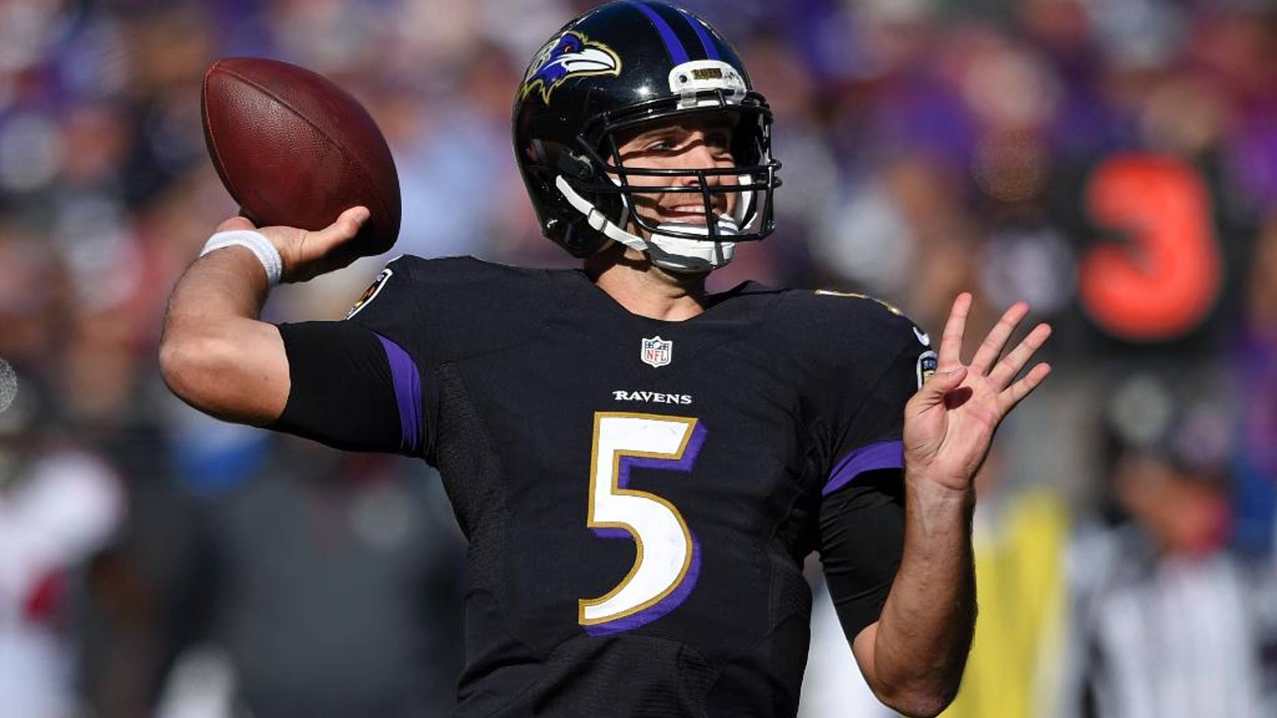 El quarterback Joe Flacco de los Ravens de Baltimore lanza un pase en el partido ante los Falcons de Atlanta, el domingo 19 de octubre de 2014. (AP Foto/Nick Wass)