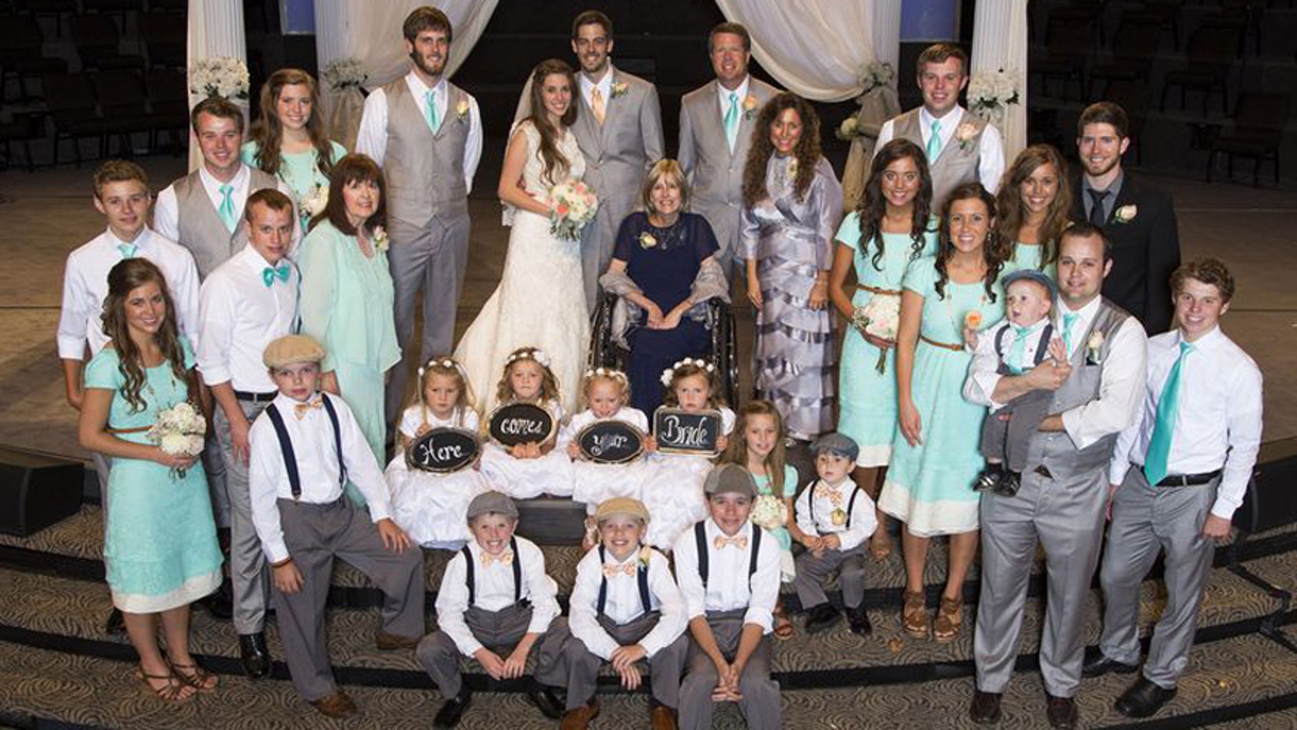 The Duggar family pose for a picture of Jill Duggar and Derick Dillard's wedding.