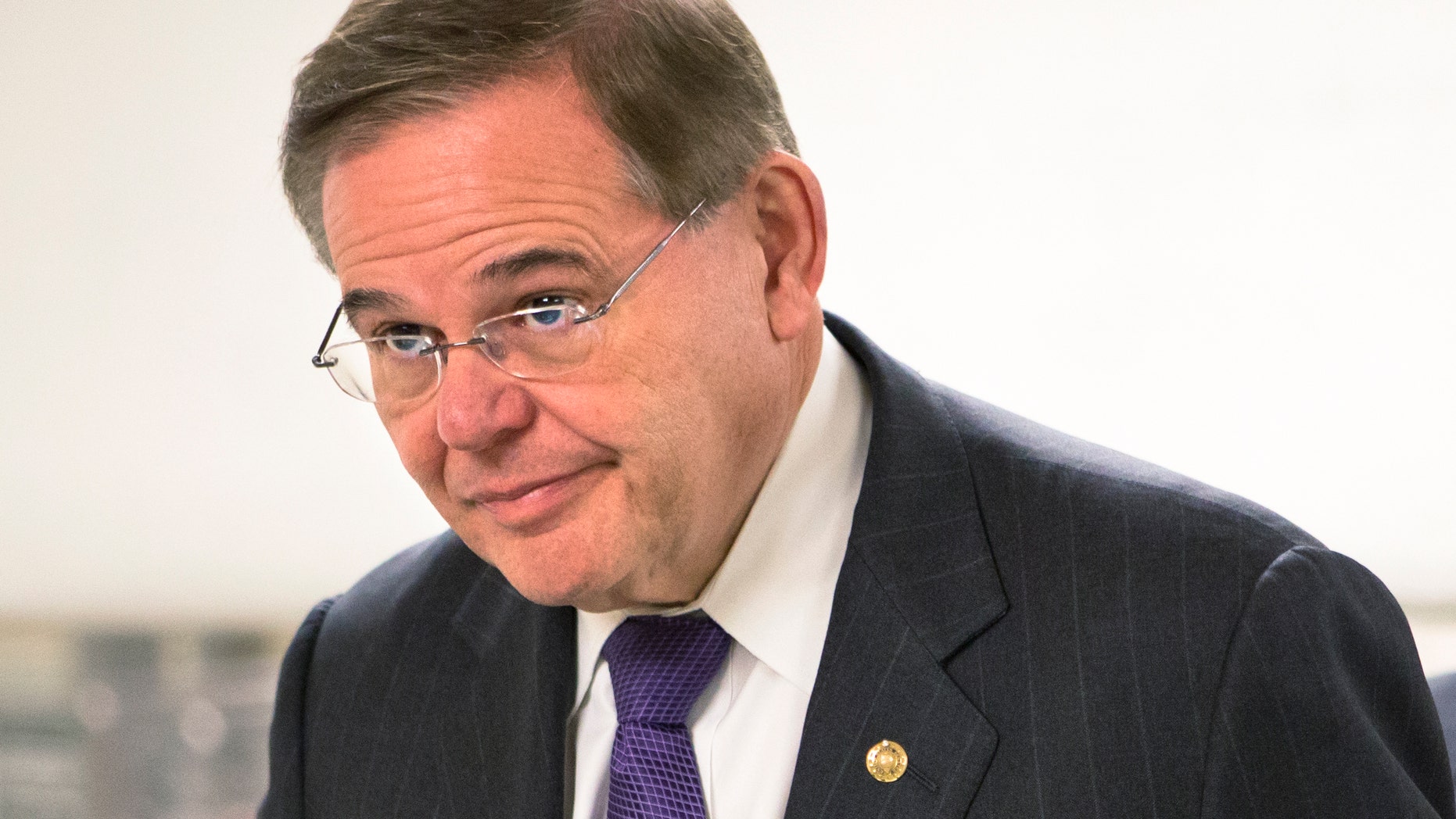 En esta foto del 25 de febrero de 2013, el senador Bob Menéndez vuelve al Capitolio en Washington. Un jurado investigador en Miami indaga en el papel de Menéndez para defender los intereses empresariales de un amigo que le ha hecho donaciones (AP Foto/J. Scott Applewhite, archivo)