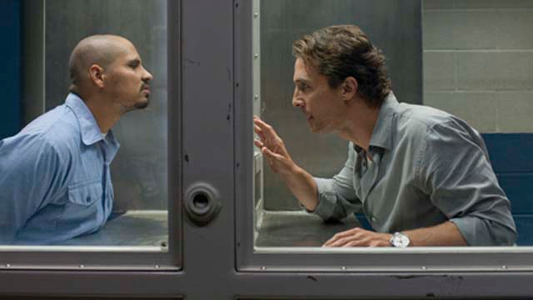 Jesus Martinez (Michael Peña, left) and Mick Haller (Matthew McConaughey, right) in THE LINCOLN LAWYER.