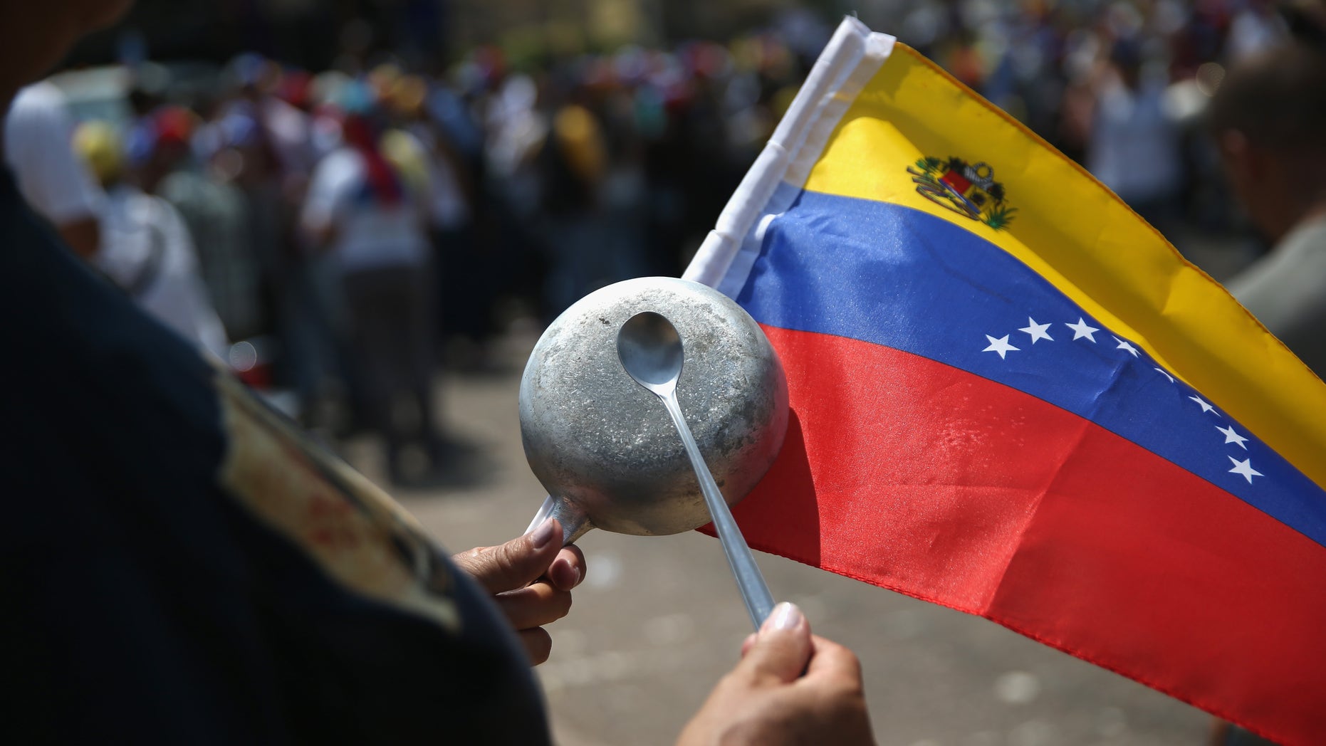 SAN CRISTOBAL, VENEZUELA - MARCH 08: Anti-government protesters bang pots and pans while marching on March 8, 2014 in San Cristobal, the capital of Tachira state, Venezuela. Shortage of such products as flour, milk and sugar have made life increasingly difficult for residents of Tachira, which has been a focal point for anti-government protests for almost a month. (Photo by John Moore/Getty Images)