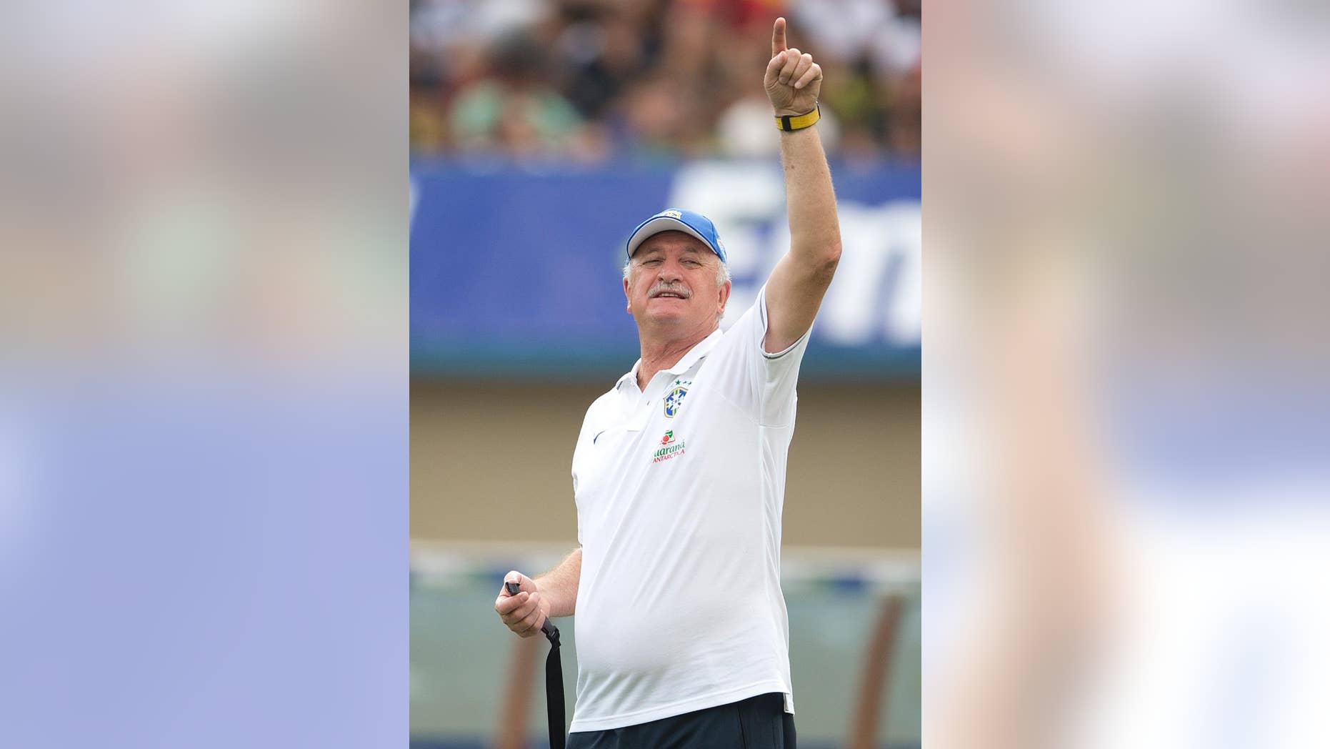 Brazil's head coach Luiz Felipe Scolari gives instructions to his players during a practice session at the Serra Dourada stadium in Goiania, Brazil, Monday, June 2, 2014. Brazil will face Panama on Tuesday in preparation for the World Cup soccer tournament that starts on 12 June. (AP Photo/Andre Penner)